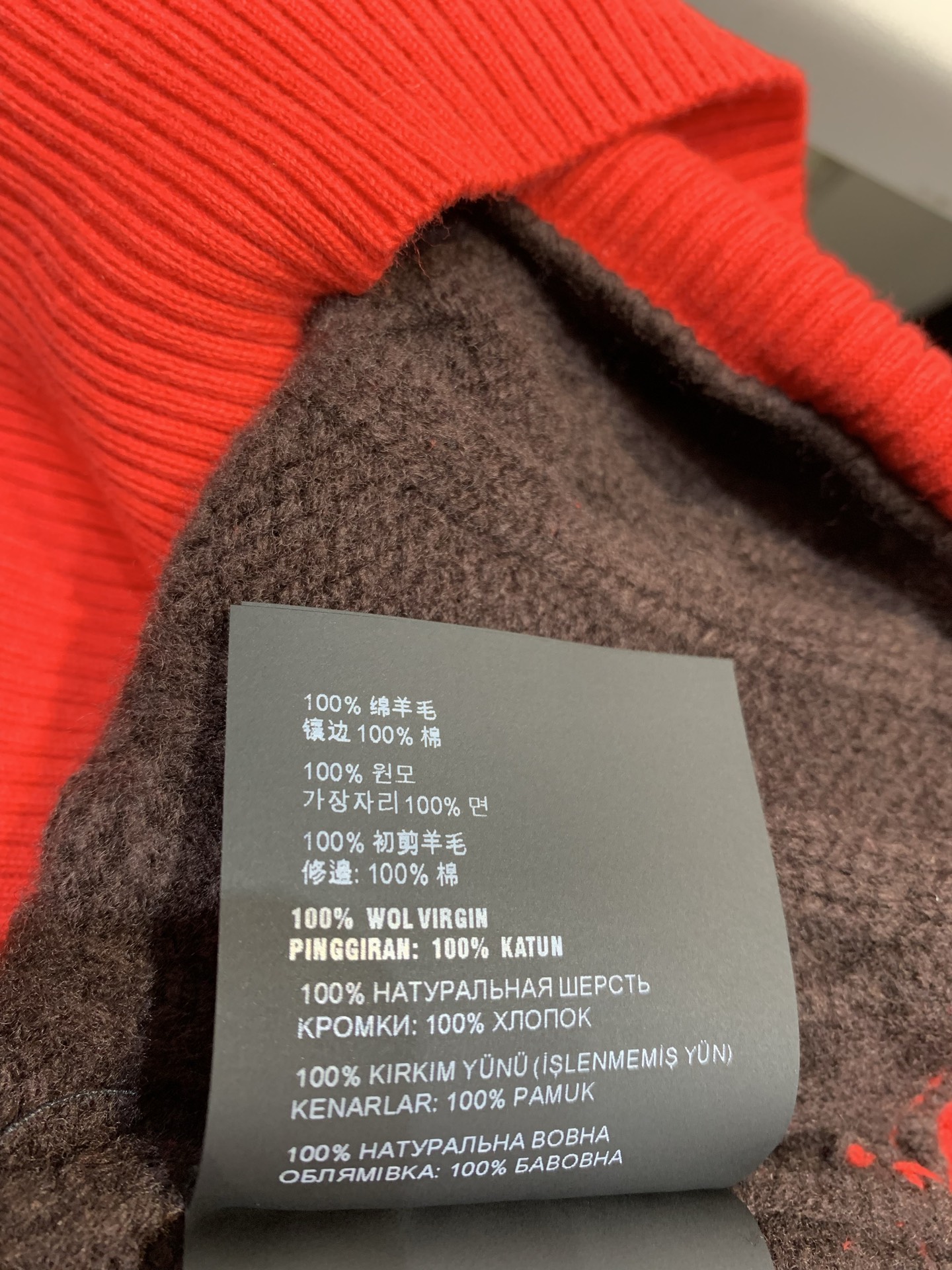 新款🔥出货啦📢 大货实拍版Miumi*2025秋冬新款红棕拼色麻花羊毛针织衫，羊毛材质柔软保暖，秋冬穿超