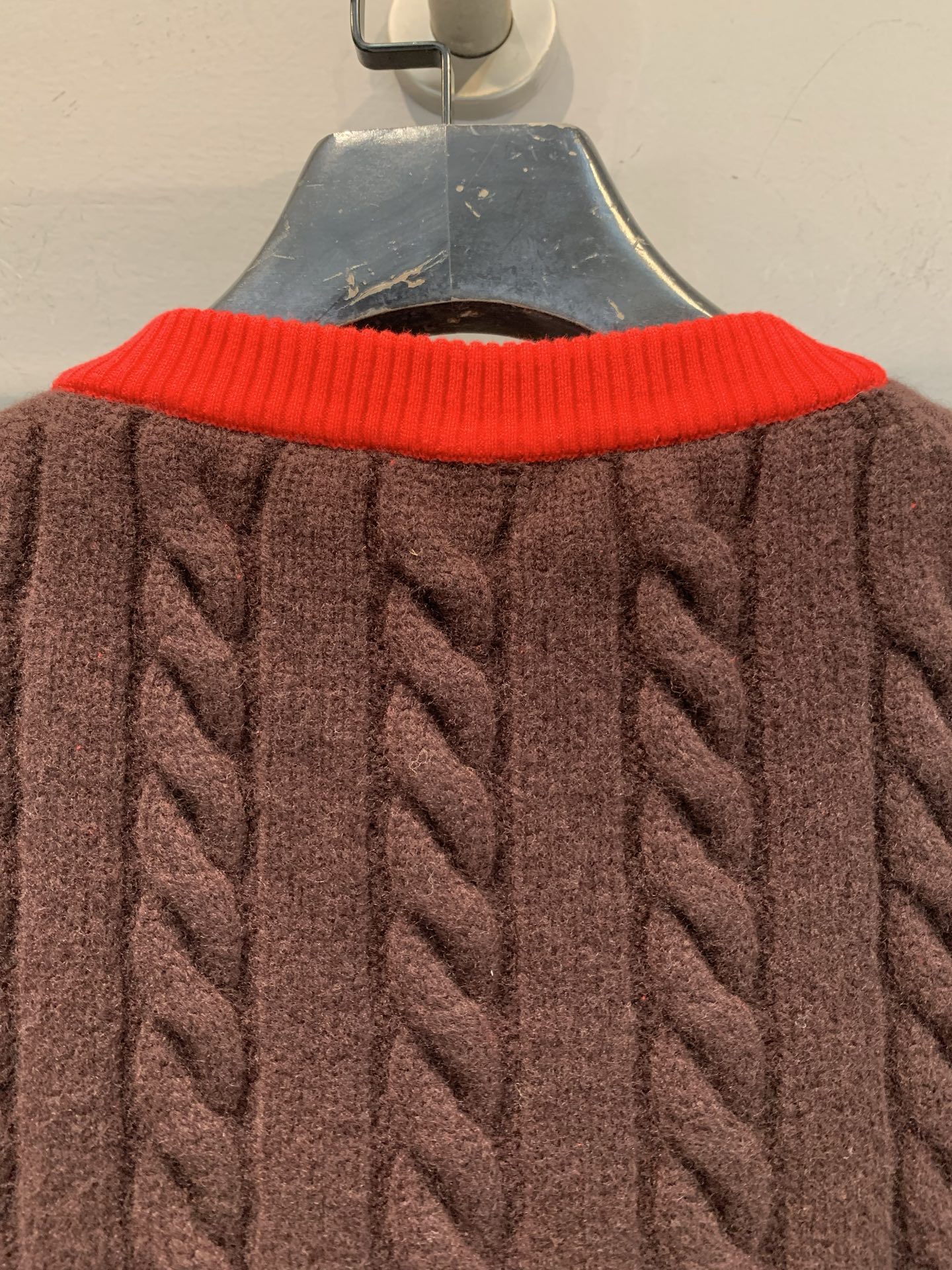 新款🔥出货啦📢 大货实拍版Miumi*2025秋冬新款红棕拼色麻花羊毛针织衫，羊毛材质柔软保暖，秋冬穿超