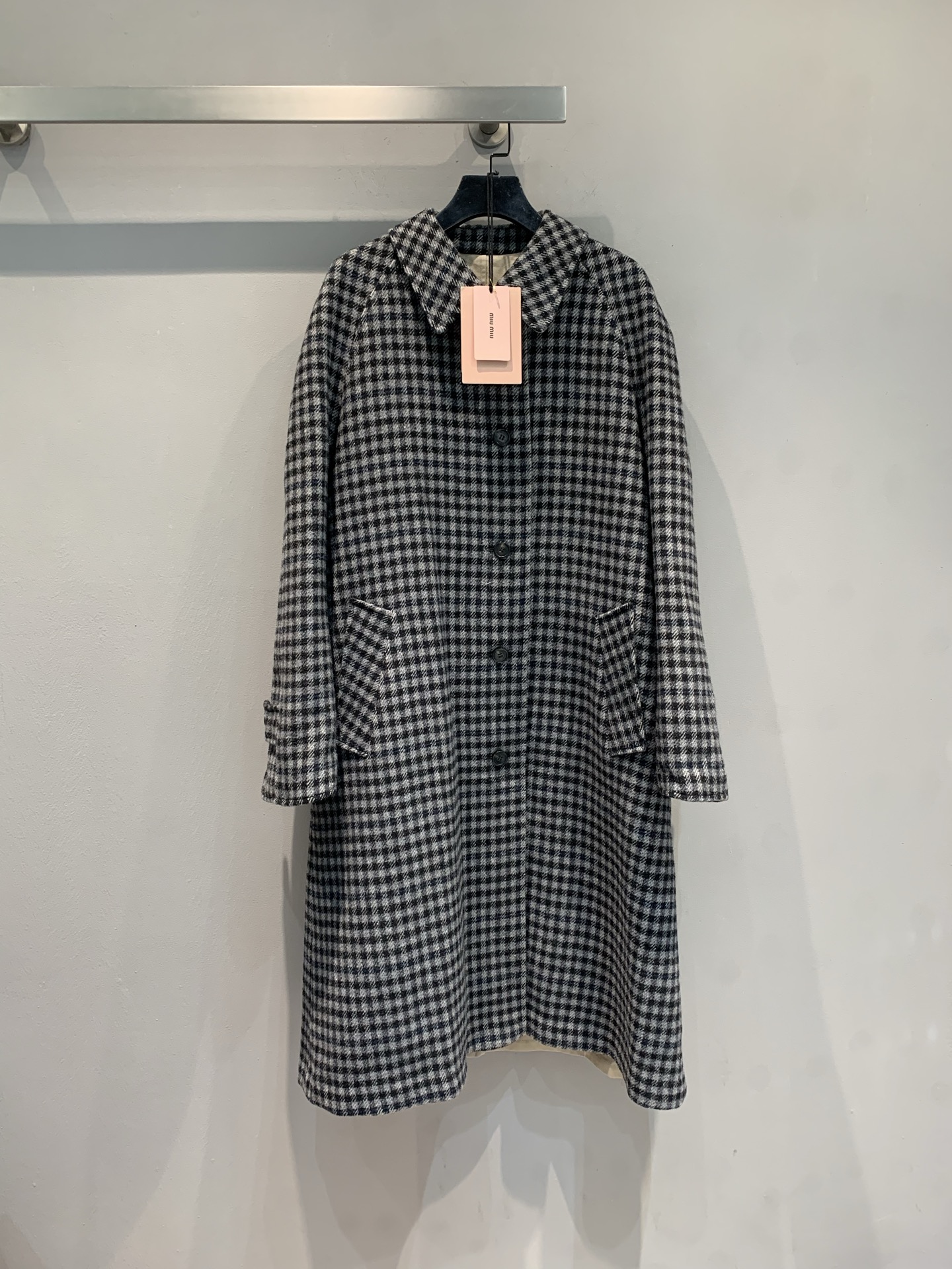 NO:562904,The new model is out. M real shots of large quantities.  Miumi*2025 new autumn and winter British style fashionable retro reversible plaid windbreaker. Classic British style design, reversible single-breasted + loose straight fit, crisp and stylish fabric, suitable for a variety of body types. Lapel + belt, adjustable, easy to switch between commuting or casual style. Khaki color is versatile, paired with shorts to show legs, elegant with skirts. Size SML,, miumiu, skirts, shorts, alexander wang19860909新款出货啦M 大货实拍 Miumi*2025秋冬新款英伦风时髦复古两面穿格纹风衣.经典英伦风设计,两面穿单排扣+宽松直筒版型,面料挺括有型,适合多种身材.翻领+腰带,随心调节,轻松切换通勤or休闲风汁.卡其色百搭,配短裤露腿显高,搭裙装优雅.码数SML,,miumiu,skirts,shorts,alexander wang,Women's clothing