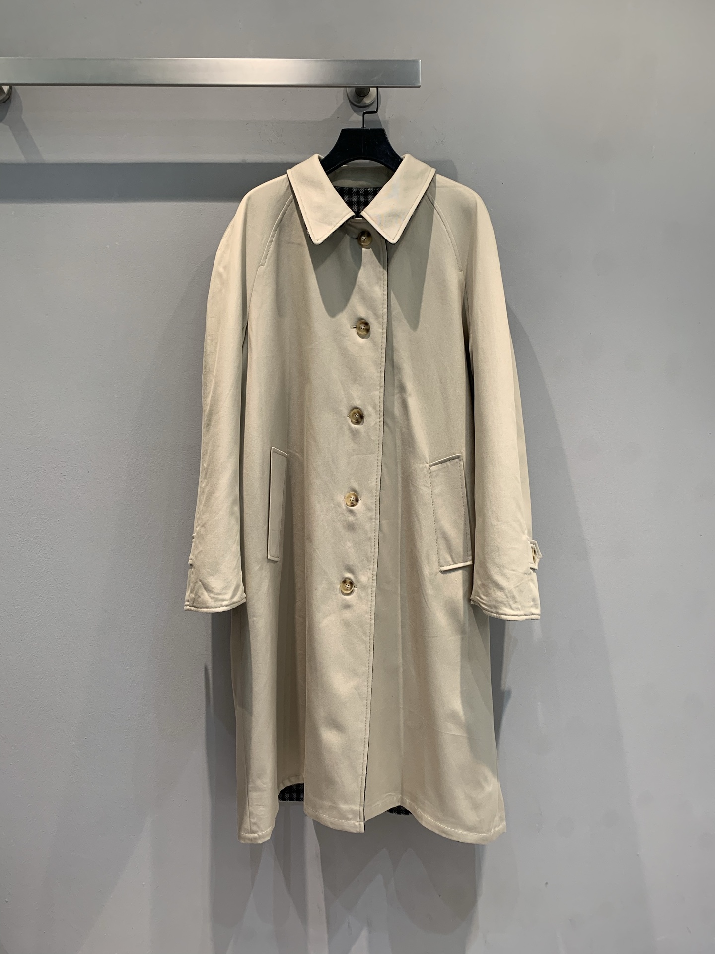 新款🔥出货啦📢 大货实拍 Miumi*2025秋冬新款英伦风时髦复古两面穿格纹风衣。经典英伦风设计，两面