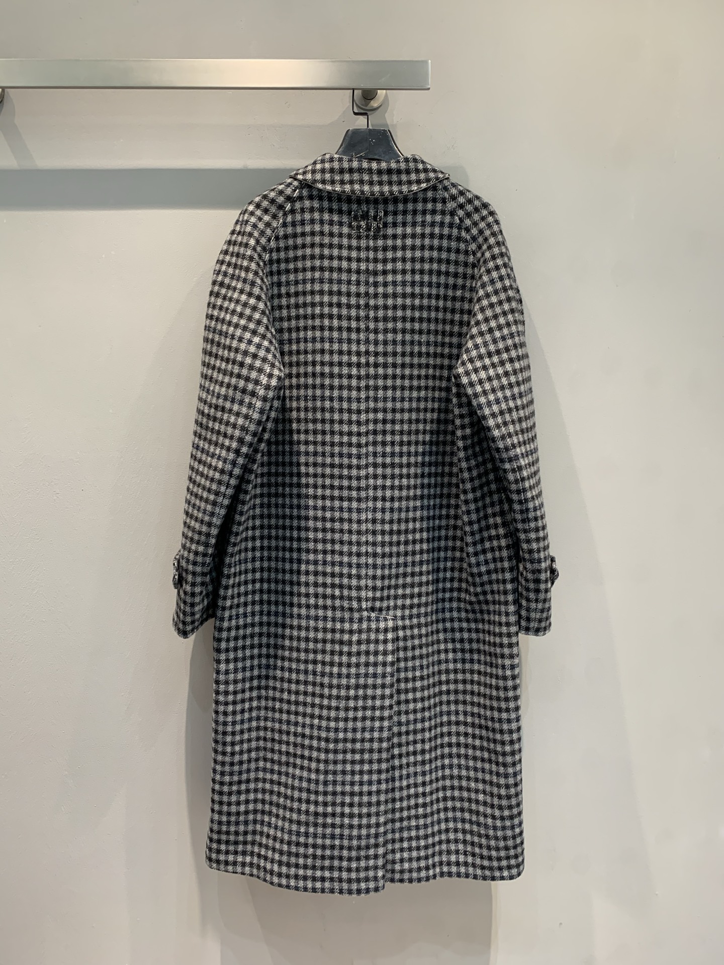 新款🔥出货啦📢 大货实拍 Miumi*2025秋冬新款英伦风时髦复古两面穿格纹风衣。经典英伦风设计，两面