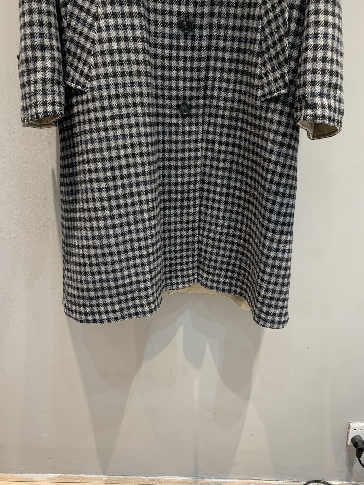 新款🔥出货啦📢 大货实拍 Miumi*2025秋冬新款英伦风时髦复古两面穿格纹风衣。经典英伦风设计，两面