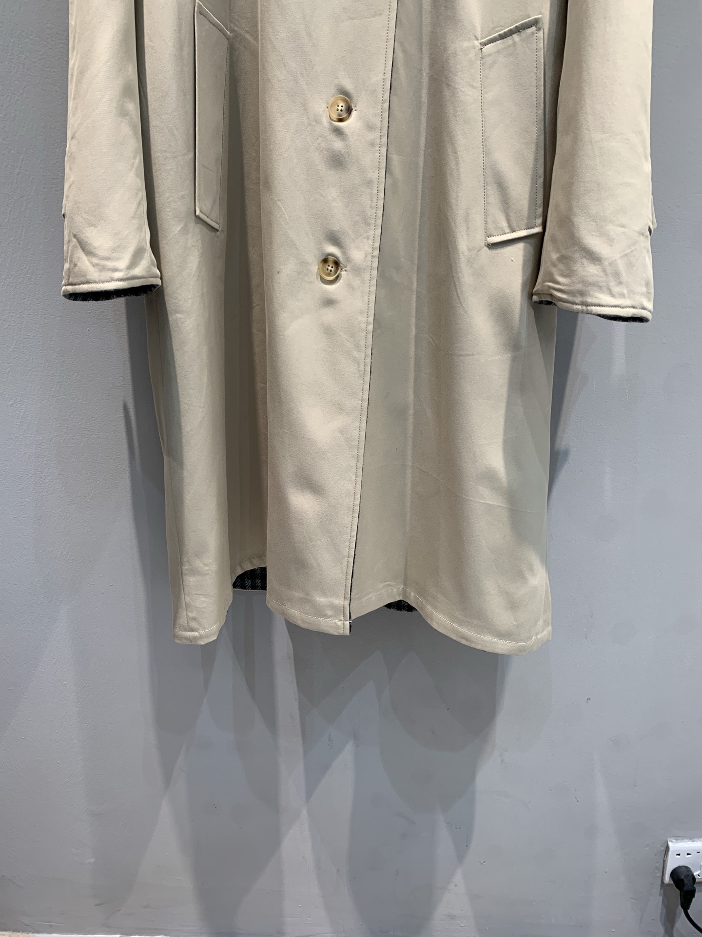 新款🔥出货啦📢 大货实拍 Miumi*2025秋冬新款英伦风时髦复古两面穿格纹风衣。经典英伦风设计，两面