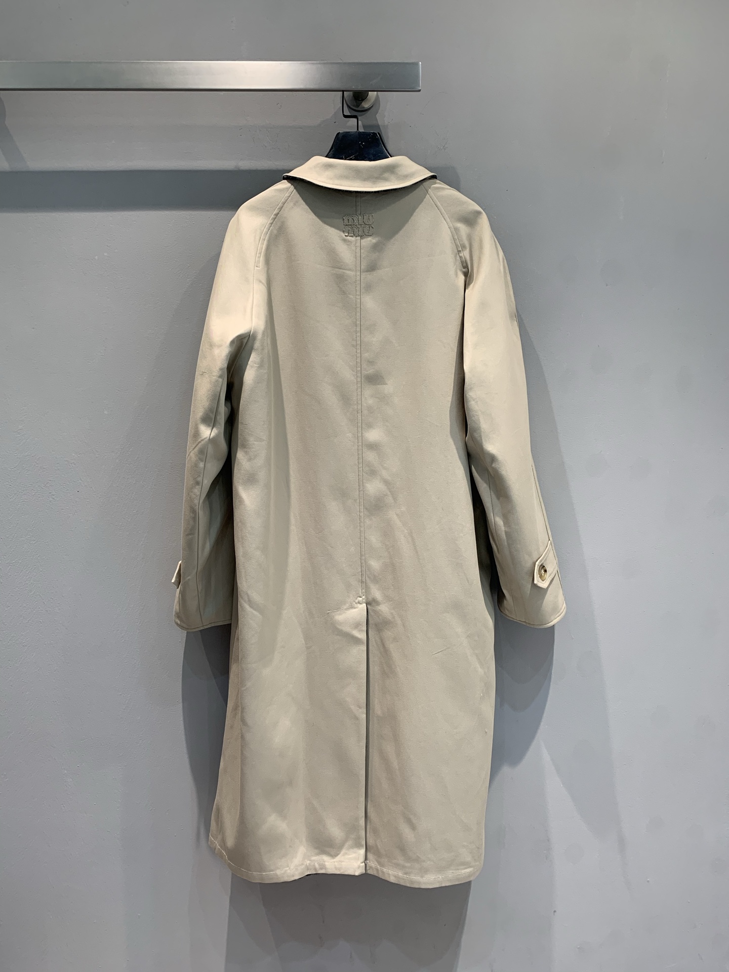 新款🔥出货啦📢 大货实拍 Miumi*2025秋冬新款英伦风时髦复古两面穿格纹风衣。经典英伦风设计，两面