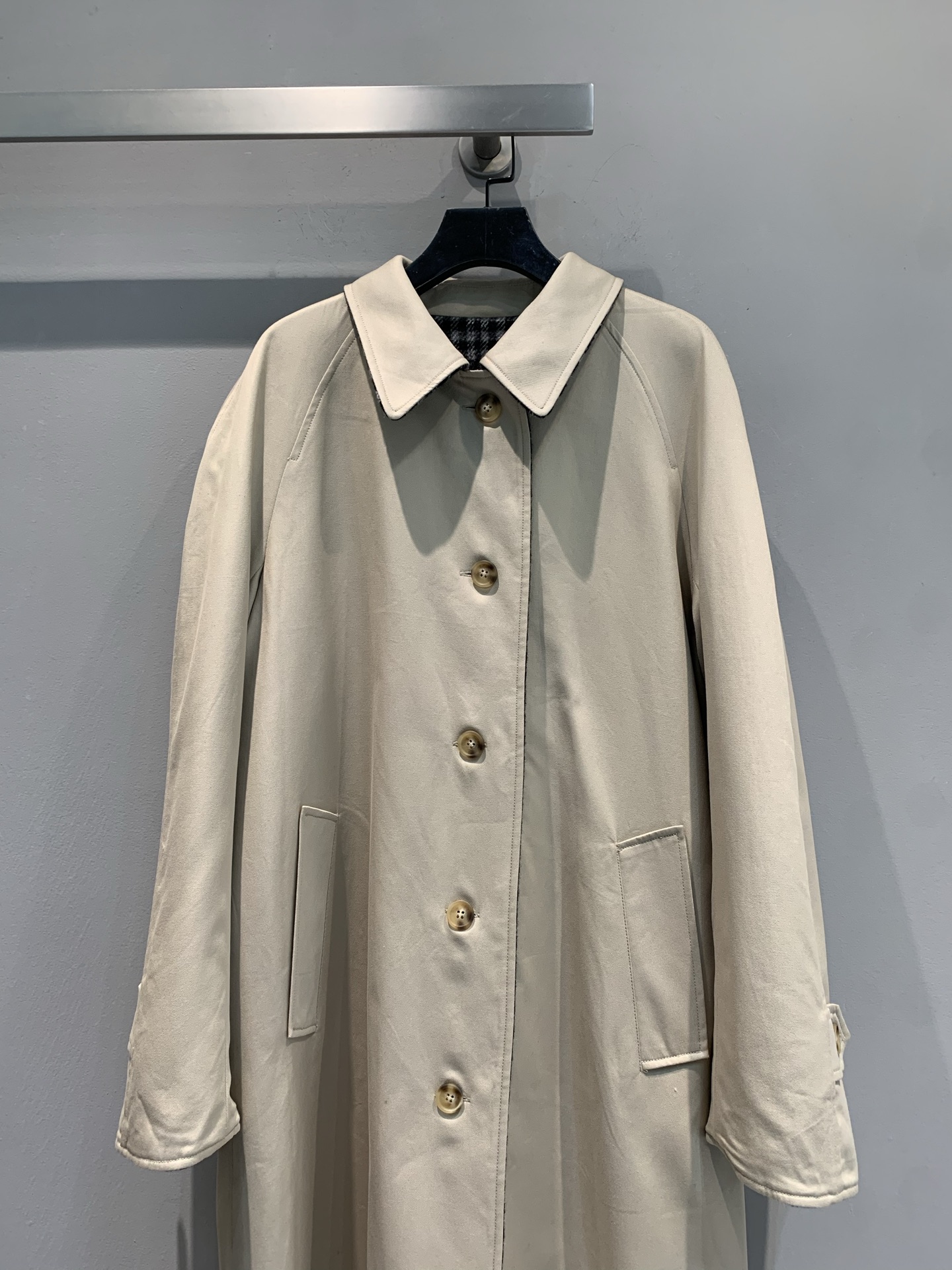 新款🔥出货啦📢 大货实拍 Miumi*2025秋冬新款英伦风时髦复古两面穿格纹风衣。经典英伦风设计，两面