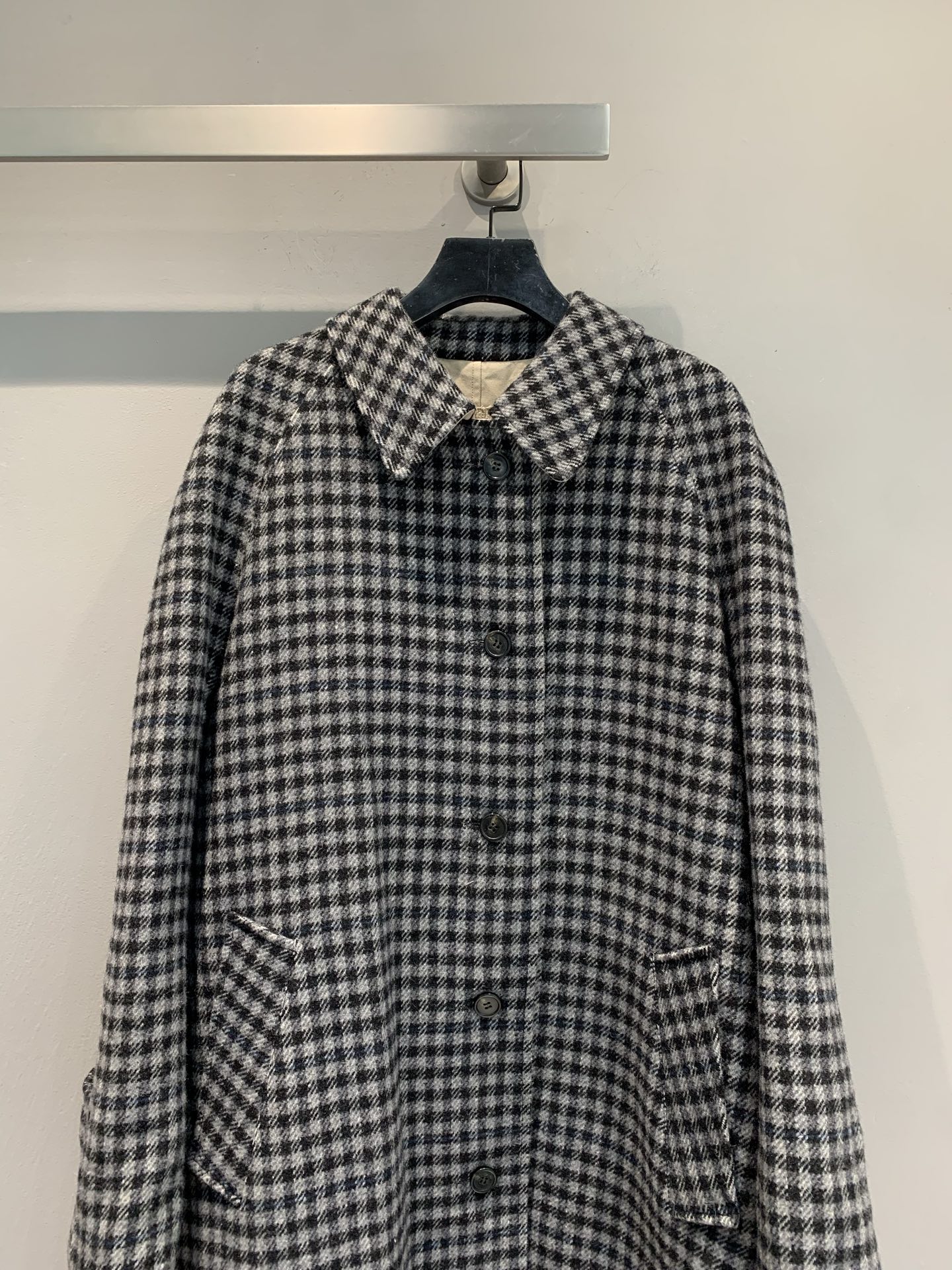 新款🔥出货啦📢 大货实拍 Miumi*2025秋冬新款英伦风时髦复古两面穿格纹风衣。经典英伦风设计，两面