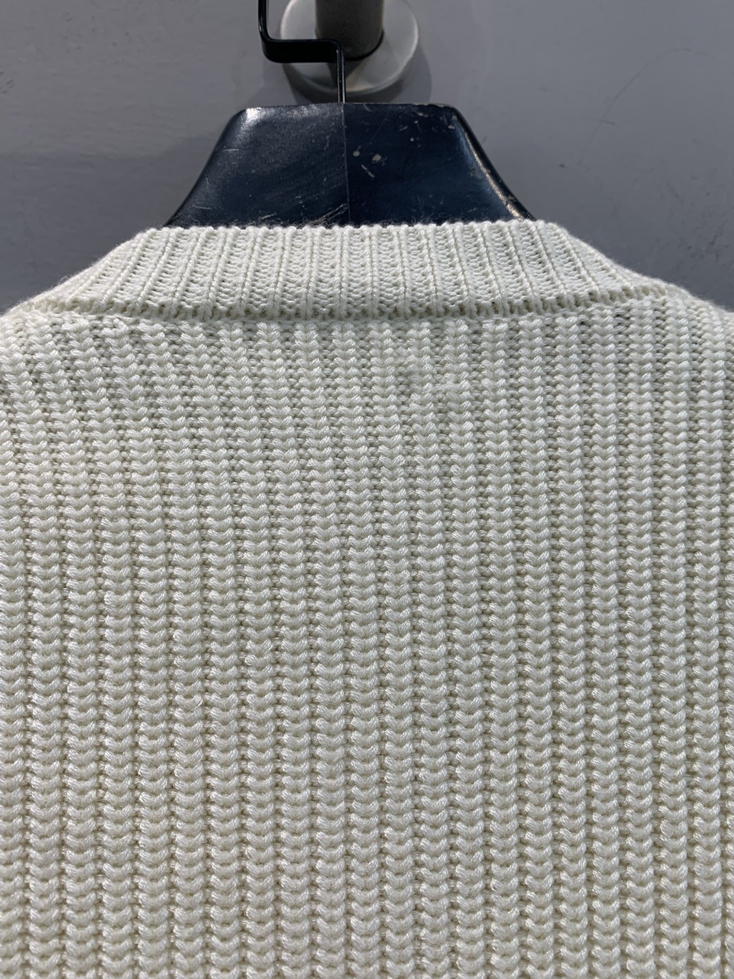 新款🔥出货啦📢 大货实拍 Moncle*2025秋冬新款奶白色针织拼接羽绒外套，短款设计+金属纽扣，精致