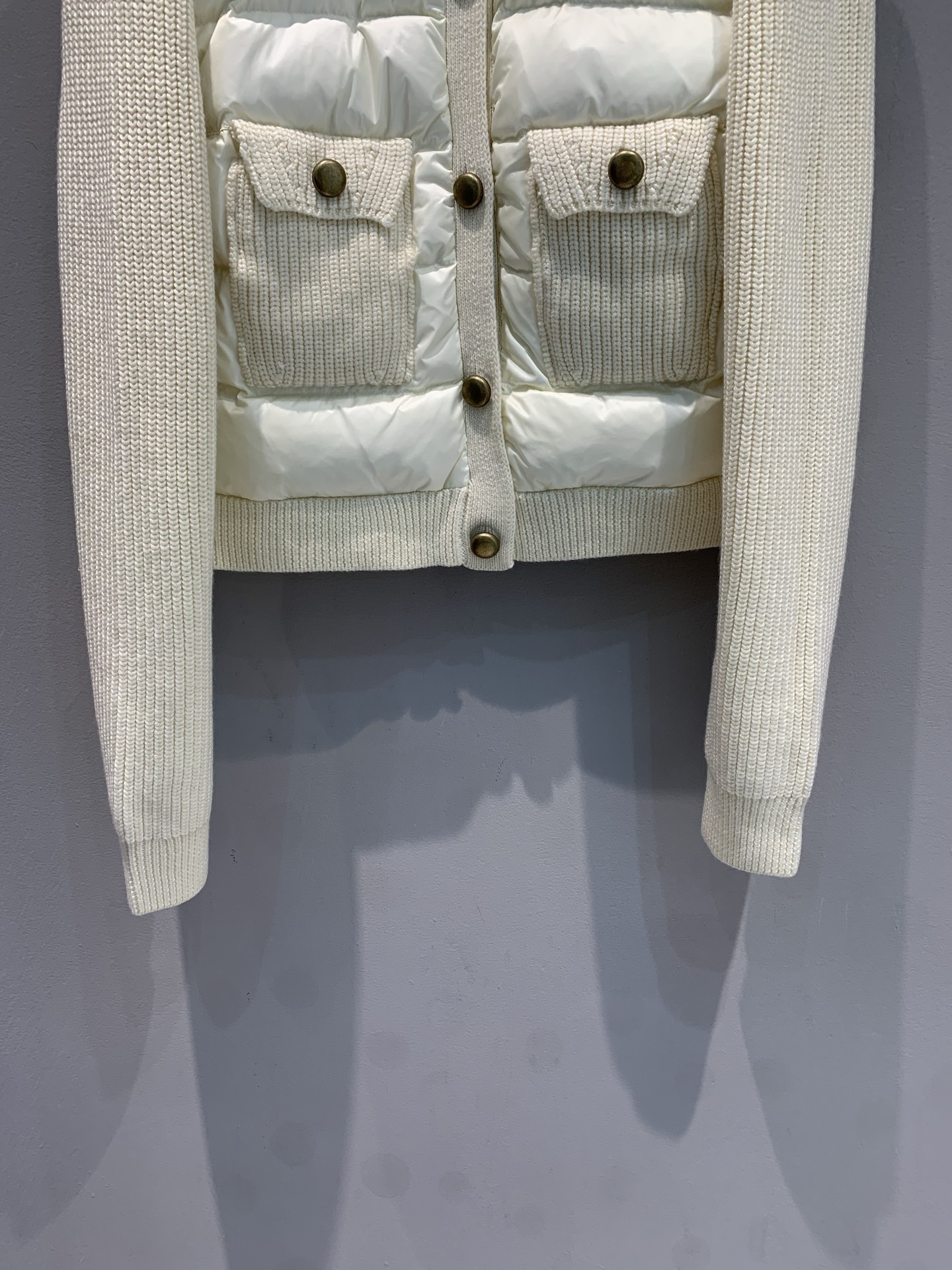 新款🔥出货啦📢 大货实拍 Moncle*2025秋冬新款奶白色针织拼接羽绒外套，短款设计+金属纽扣，精致