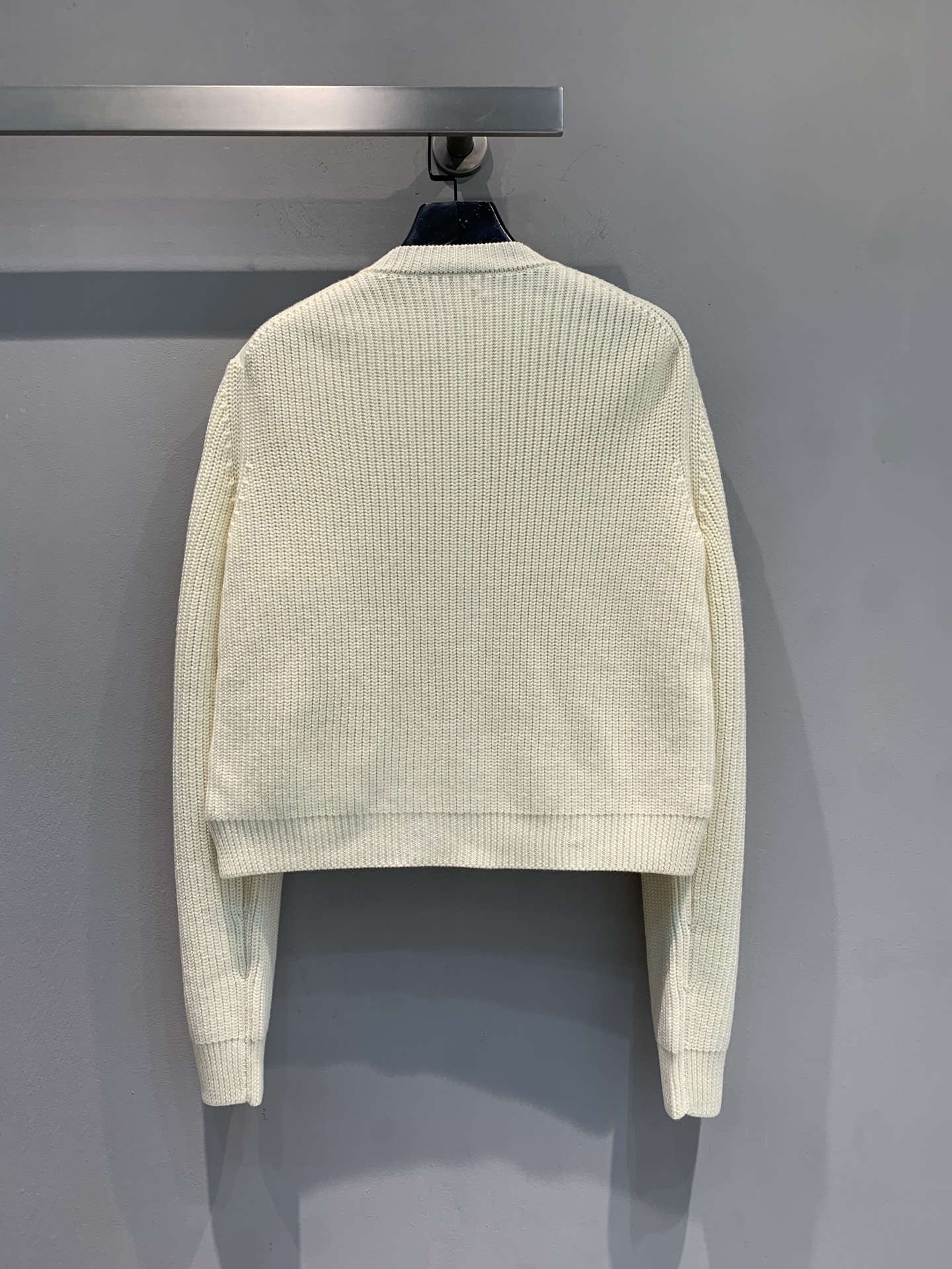 新款🔥出货啦📢 大货实拍 Moncle*2025秋冬新款奶白色针织拼接羽绒外套，短款设计+金属纽扣，精致