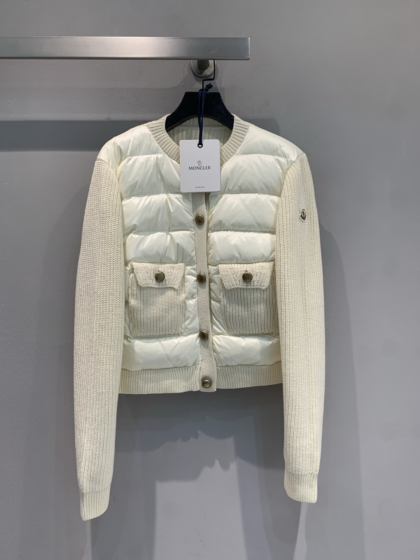 NO:565940,Equipped with dust bag, the new model is shipped. M real shot of the product. Moncle* new autumn and winter milk white knitted spliced down jacket, short design + metal buttons, full of sophistication. Down filling keeps warm, knitted sleeves are breathable, can be worn in spring, autumn and winter! There are two practical pockets on the chest, with logo on the details, full of brand sense. The milky white color is gentle and versatile, suitable for commuting and leisure. It is elegant with wide-leg pants or skirts, and you can easily get the style of a rich lady~ Size 1 2  3,,skirts,jackets & coats,down jacket,alexander wang19860909配防尘袋新款出货啦M大货实拍 Moncle*秋冬新款奶白色针织拼接羽绒外套,短款设计+金属纽扣,精致感满满计.羽绒填充保暖,针织袖子透气,春秋冬都能穿!胸前有两个实用口袋,细节有logo标志,品牌感十足.奶白色温柔百搭,通勤休闲都OK,搭阔腿裤或裙装都很优雅,轻松get千金大小姐风~ 码数1 2 3,,skirts,jackets & coats,down jacket,alexander wang,Women's clothing