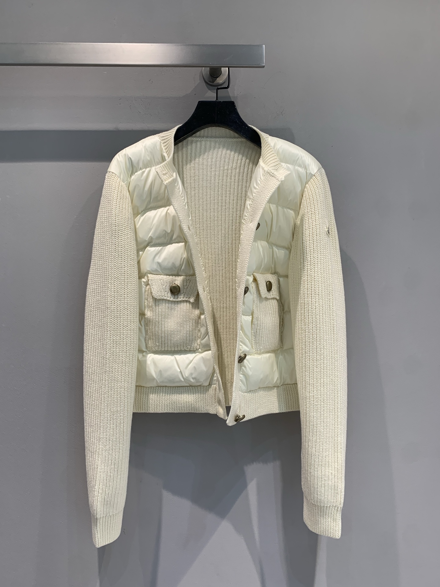 新款🔥出货啦📢 大货实拍 Moncle*2025秋冬新款奶白色针织拼接羽绒外套，短款设计+金属纽扣，精致