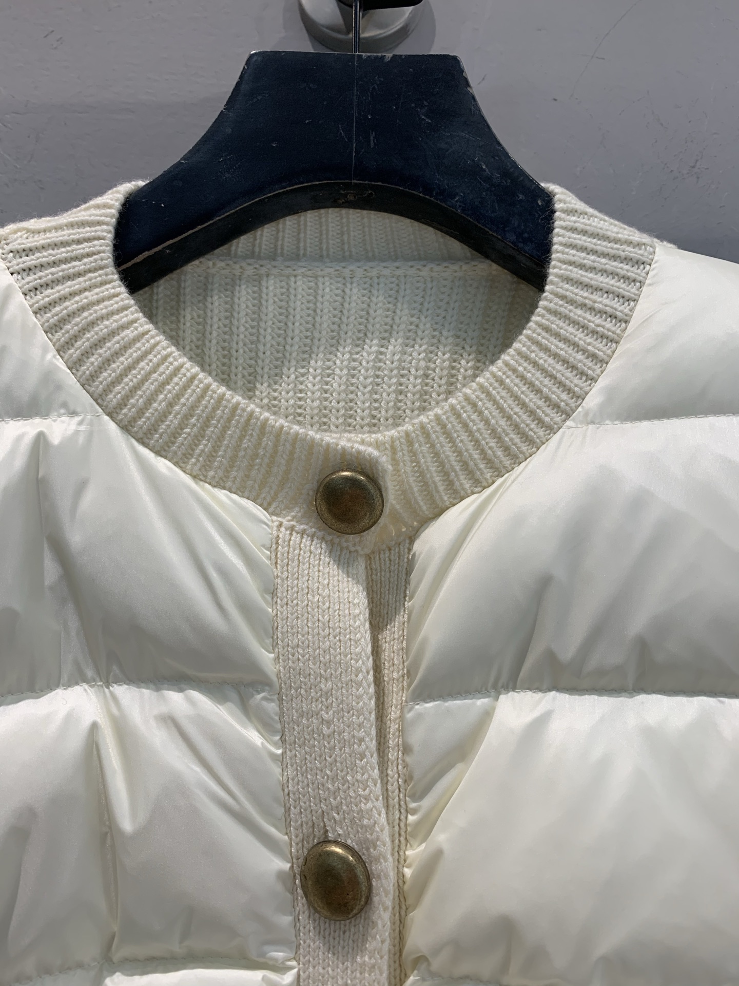 新款🔥出货啦📢 大货实拍 Moncle*2025秋冬新款奶白色针织拼接羽绒外套，短款设计+金属纽扣，精致