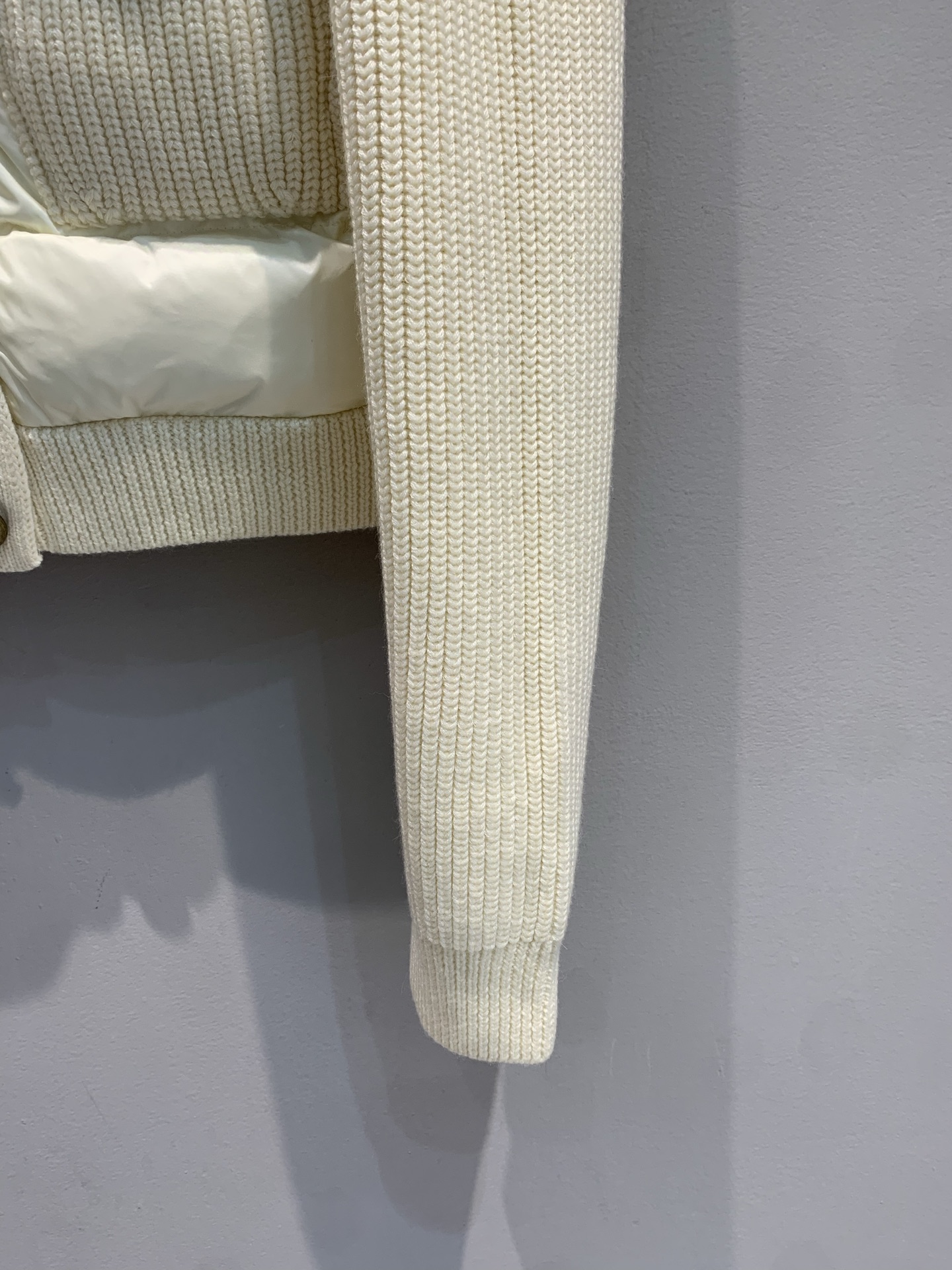 新款🔥出货啦📢 大货实拍 Moncle*2025秋冬新款奶白色针织拼接羽绒外套，短款设计+金属纽扣，精致