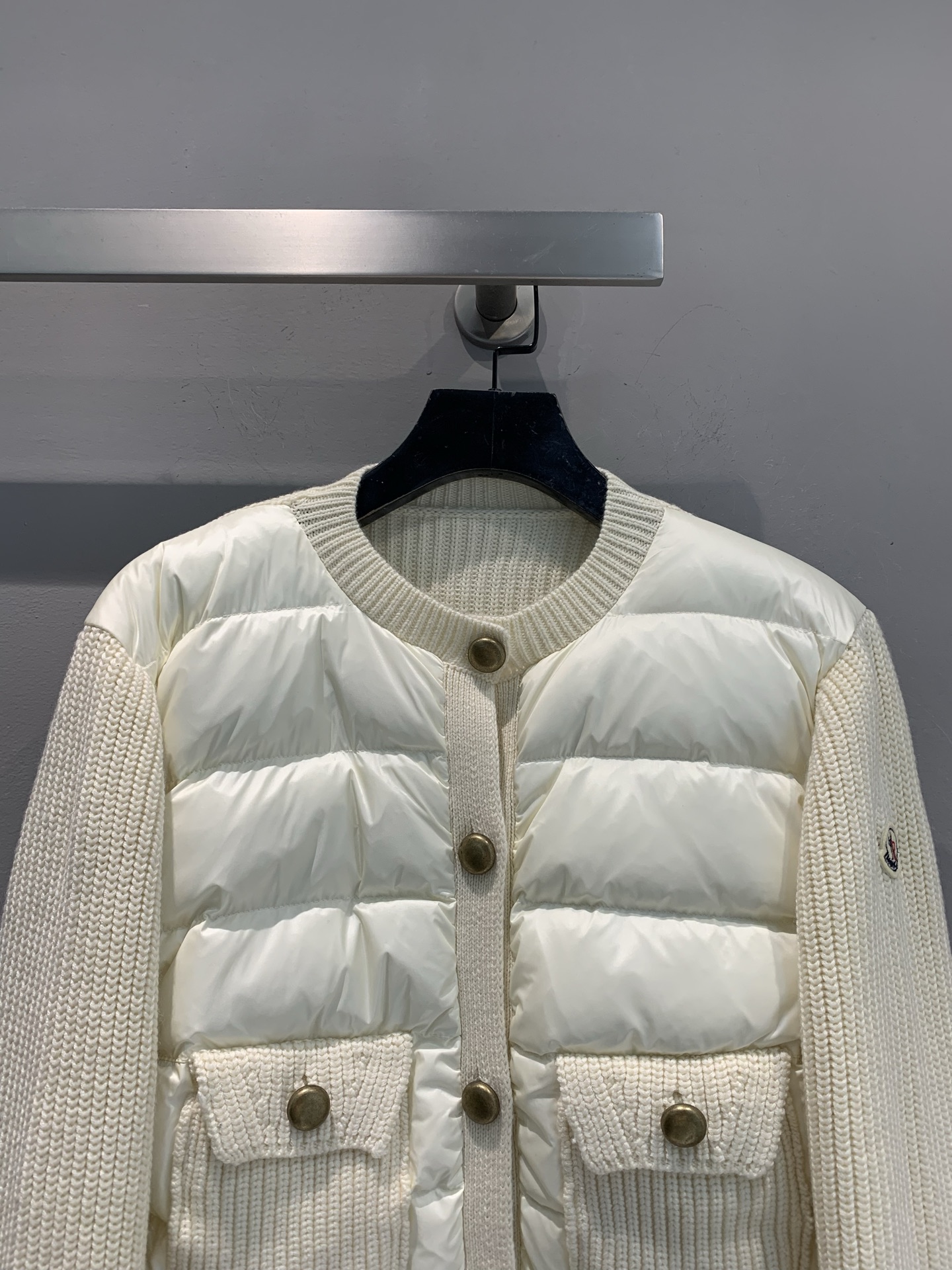 新款🔥出货啦📢 大货实拍 Moncle*2025秋冬新款奶白色针织拼接羽绒外套，短款设计+金属纽扣，精致