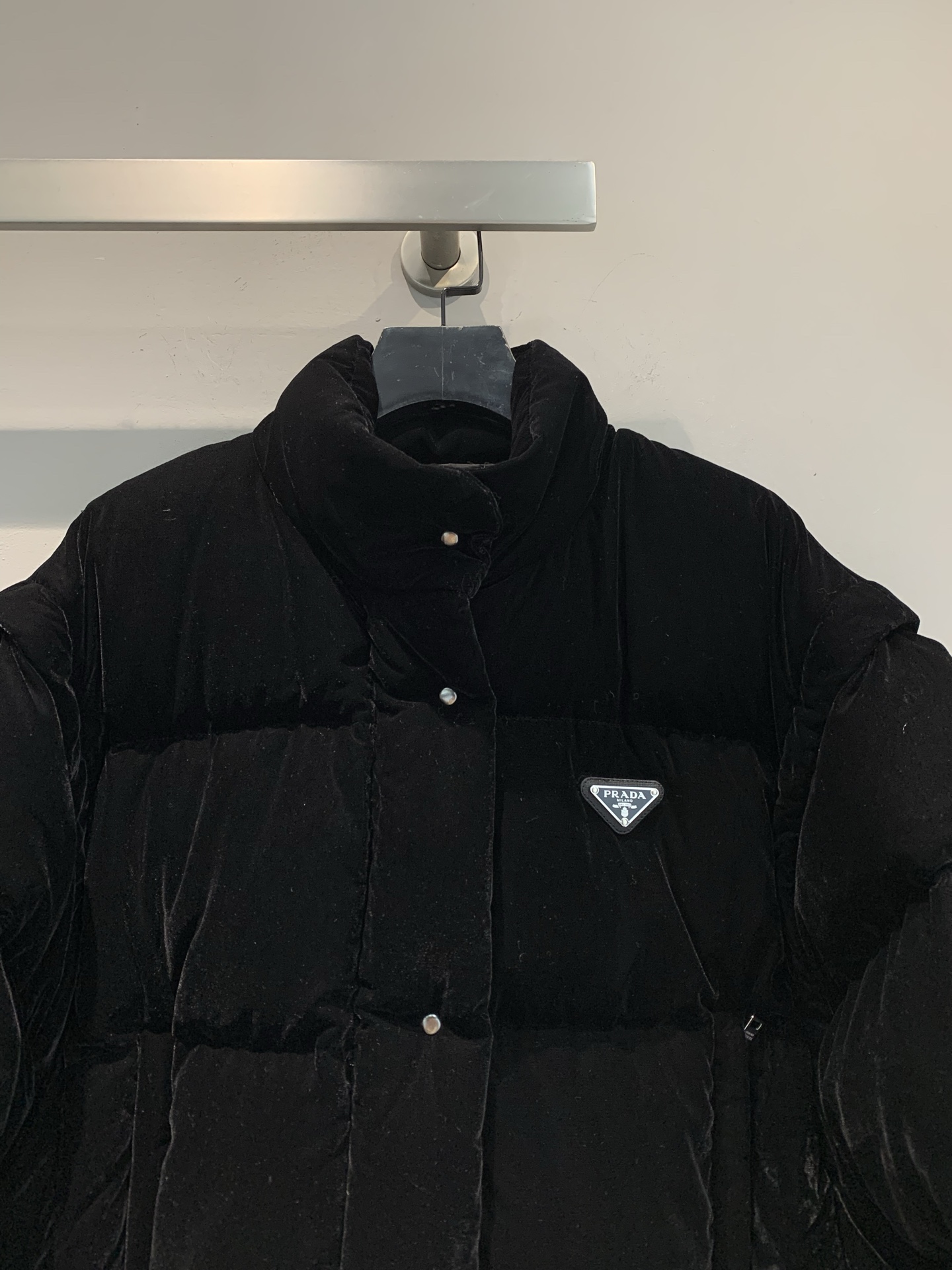 新款🔥出货啦📢 大货实拍 Prad*2025秋冬新款时髦复古可拆卸袖短款丝绒羽绒服 白鹅绒填充，轻盈舒适