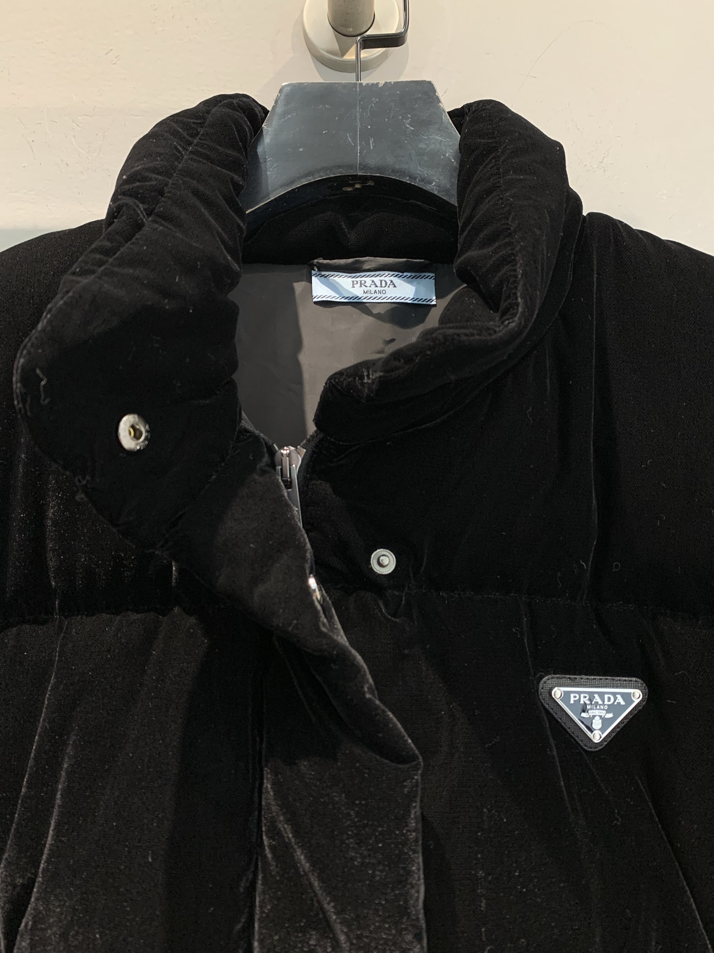 新款🔥出货啦📢 大货实拍 Prad*2025秋冬新款时髦复古可拆卸袖短款丝绒羽绒服 白鹅绒填充，轻盈舒适