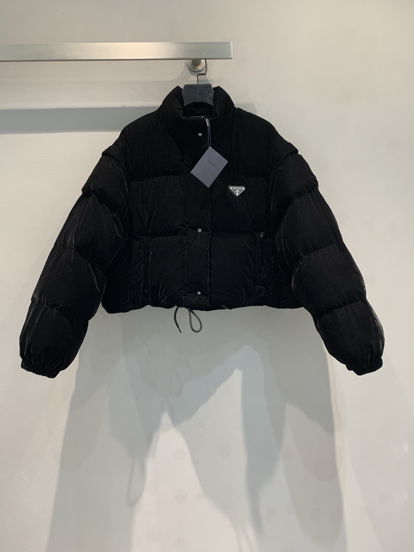 NO:562880,New model with dust bag shipped M Actual photos of large goods Prad* 2025 new autumn and winter fashionable retro detachable sleeve short velvet down jacket. Filled with white goose down, light, comfortable and warm. It can be worn in two pieces, the sleeves are detachable, and the style is amazing!  It can also be worn as a vest for more combinations, a jacket that coexists fashion and warmth. Oversize silhouette and novel fabrics create a different concept of jackets, presenting a multi-functional mix and match style. Size 36 38 40, prada, versace, jackets & coats, down jacket, alexander wang19860909配防尘袋新款出货啦M 大货实拍 Prad*2025秋冬新款时髦复古可拆卸袖短款丝绒羽绒服 白鹅绒填充,轻盈舒适且保暖性好 一件两穿,袖子可拆卸,版型很绝！还可以当马甲穿 搭配更多样,一款时尚与温暖共存的外套 Oversize廓形与新颖的面料,创造不同以往的外套概念,呈现多功能的混搭风格 码数36 38 40,,prada,versace,jackets & coats,down jacket,alexander wang,Women's clothing