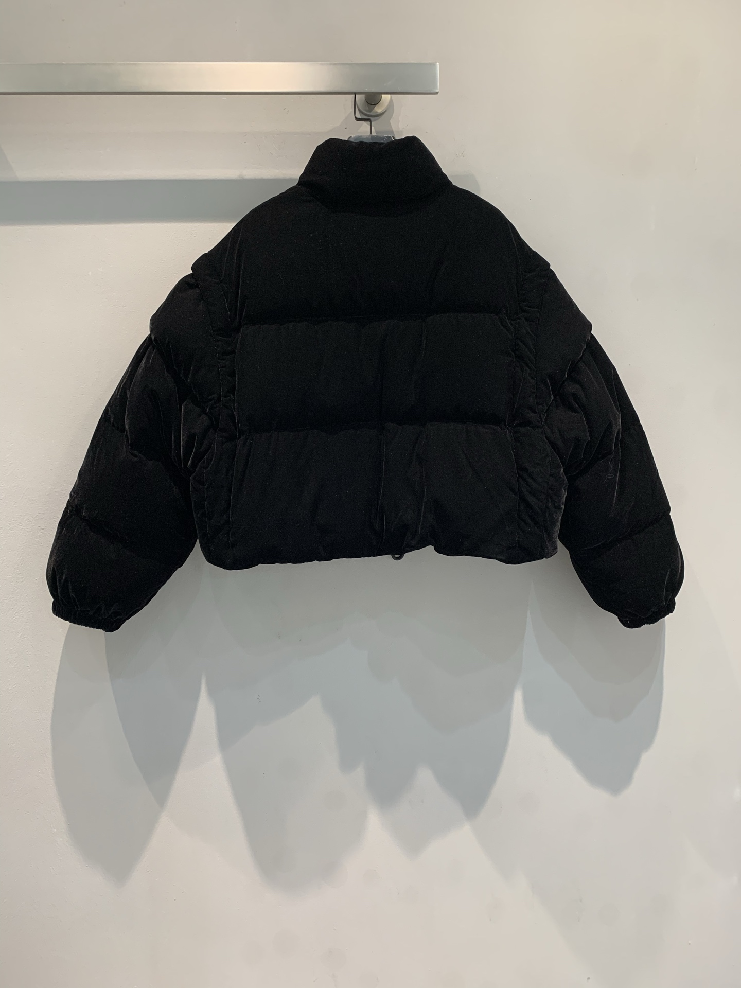 新款🔥出货啦📢 大货实拍 Prad*2025秋冬新款时髦复古可拆卸袖短款丝绒羽绒服 白鹅绒填充，轻盈舒适