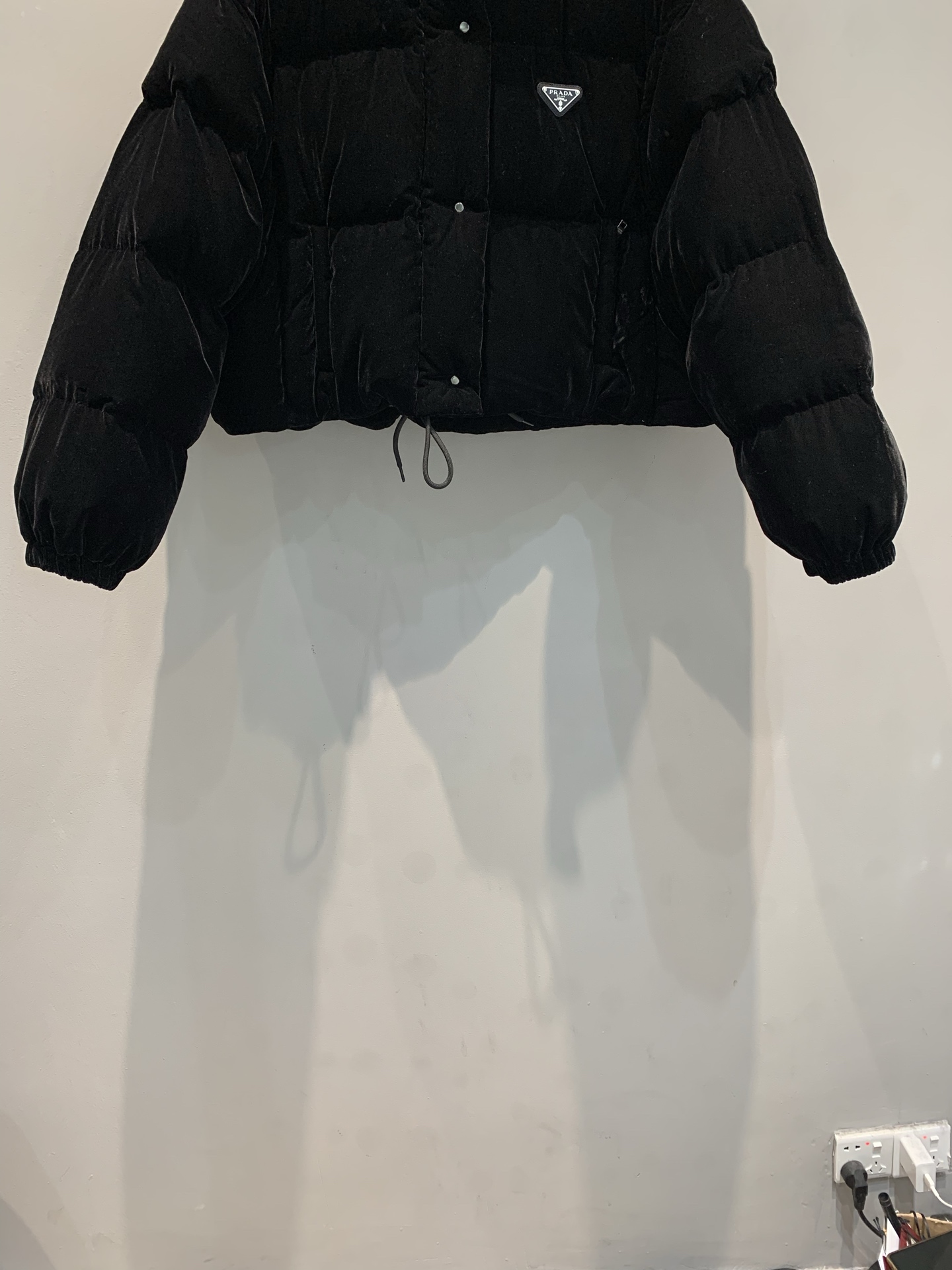 新款🔥出货啦📢 大货实拍 Prad*2025秋冬新款时髦复古可拆卸袖短款丝绒羽绒服 白鹅绒填充，轻盈舒适