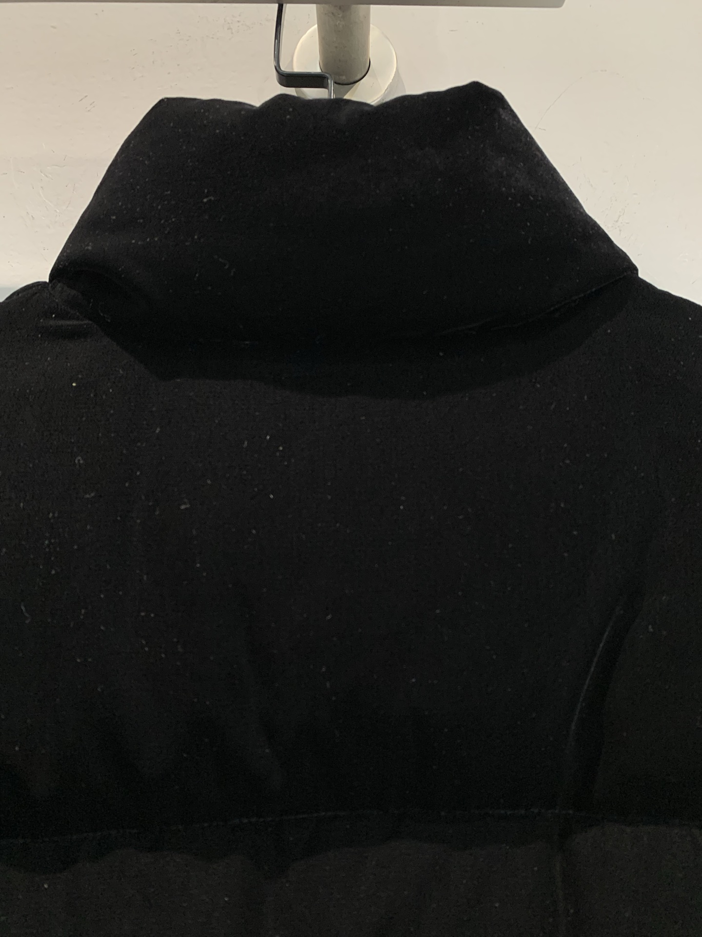 新款🔥出货啦📢 大货实拍 Prad*2025秋冬新款时髦复古可拆卸袖短款丝绒羽绒服 白鹅绒填充，轻盈舒适