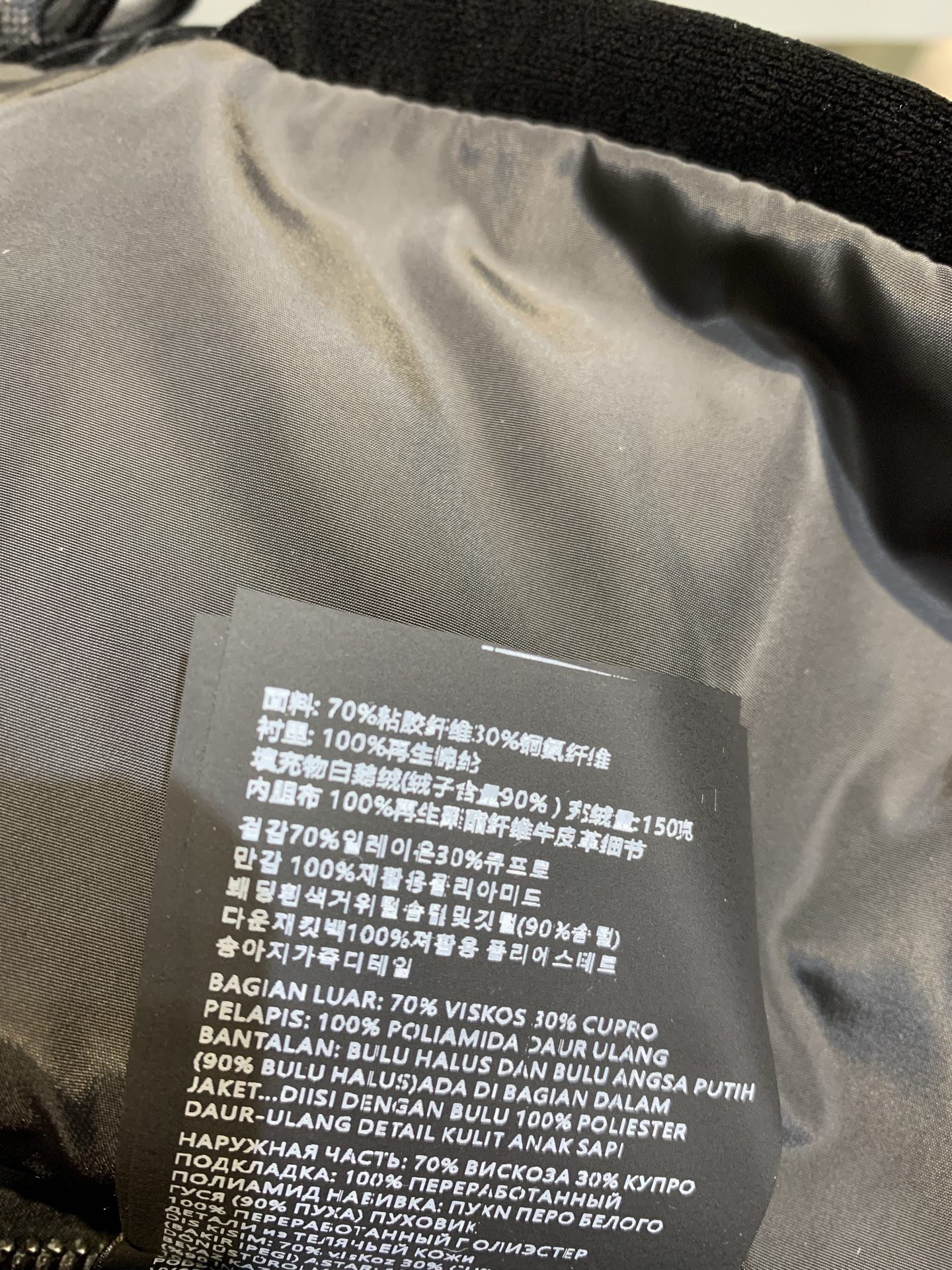 新款🔥出货啦📢 大货实拍 Prad*2025秋冬新款时髦复古可拆卸袖短款丝绒羽绒服 白鹅绒填充，轻盈舒适