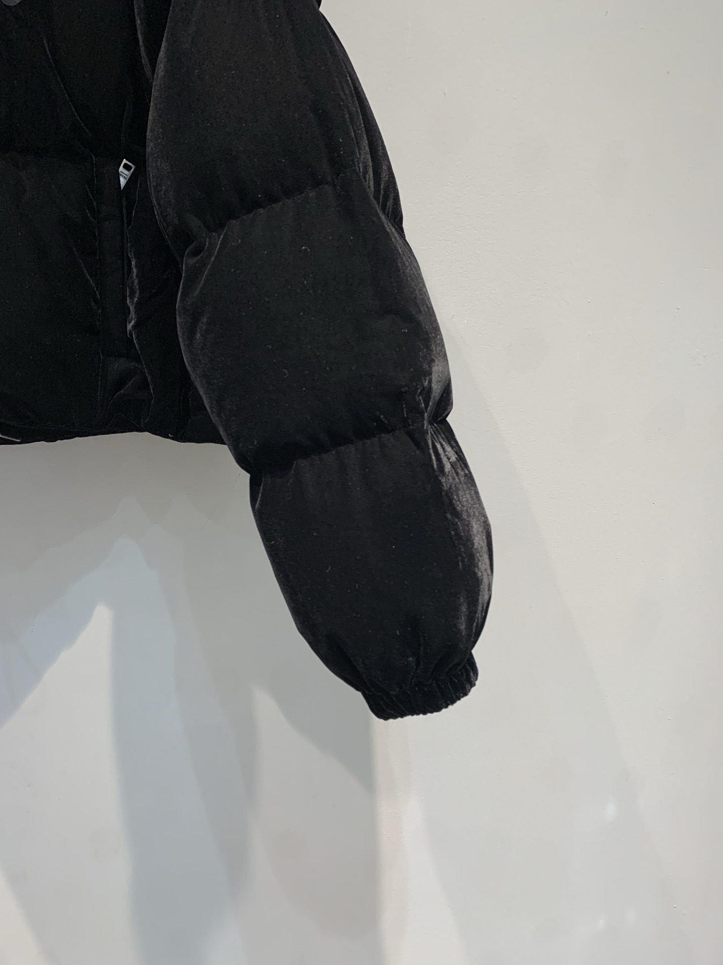 新款🔥出货啦📢 大货实拍 Prad*2025秋冬新款时髦复古可拆卸袖短款丝绒羽绒服 白鹅绒填充，轻盈舒适