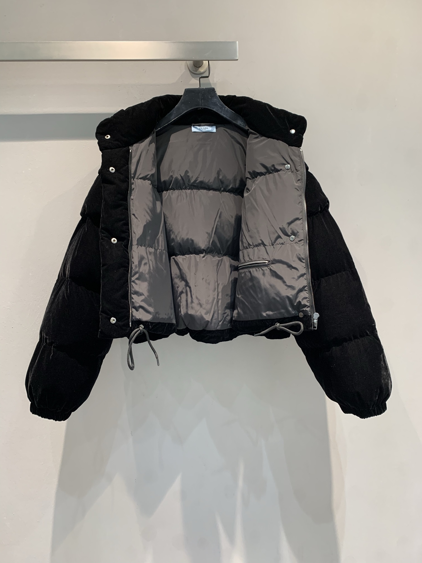 新款🔥出货啦📢 大货实拍 Prad*2025秋冬新款时髦复古可拆卸袖短款丝绒羽绒服 白鹅绒填充，轻盈舒适
