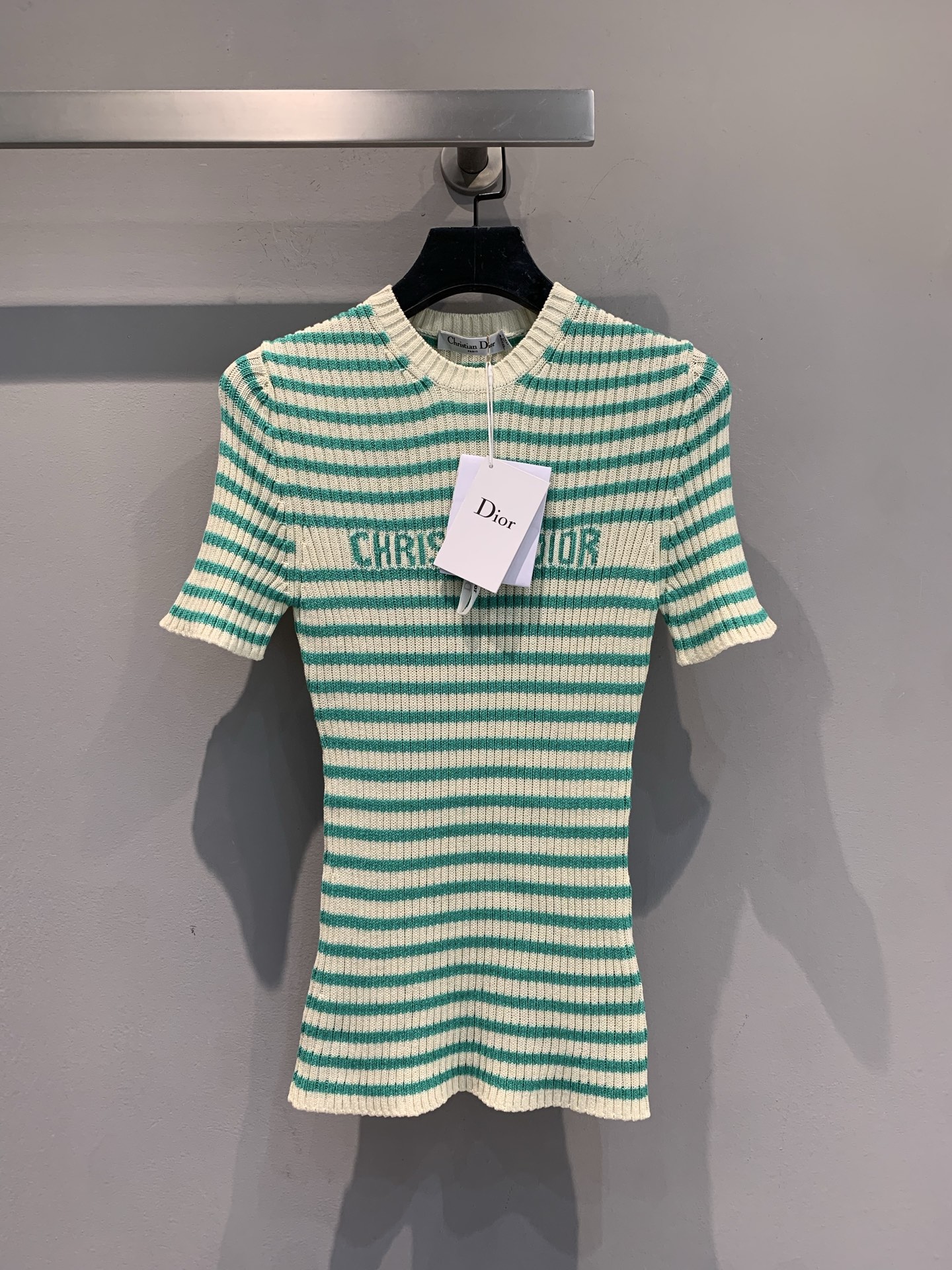 NO:562902,The new model is shipped M. Actual shot of the new mint green striped knitted top for autumn and winter 2025. It is from the Dioriviera limited series. It is classic and fashionable. It is carefully made of white and navy blue cotton rib knitted fabric, with Dior Marinière pattern, and the Christian Dior logo is decorated on the front to enhance the style. It can be matched with other Dioriviera items to create a refined look. Size 36 38 40,, dior, alexander wang19860909新款出货啦M大货实拍 CD2025秋冬新款薄荷绿条纹针织上衣 来自Dioriviera限定系列,经典时尚.采用白色和海蓝色棉质罗纹针织面料精心制作,搭配Dior Marinière 图案,正面饰以Christian Dior标志提升格调.可与其他Dioriviera 单品搭配,打造精致造型 码数36 38 40,,dior,alexander wang,Women's clothing