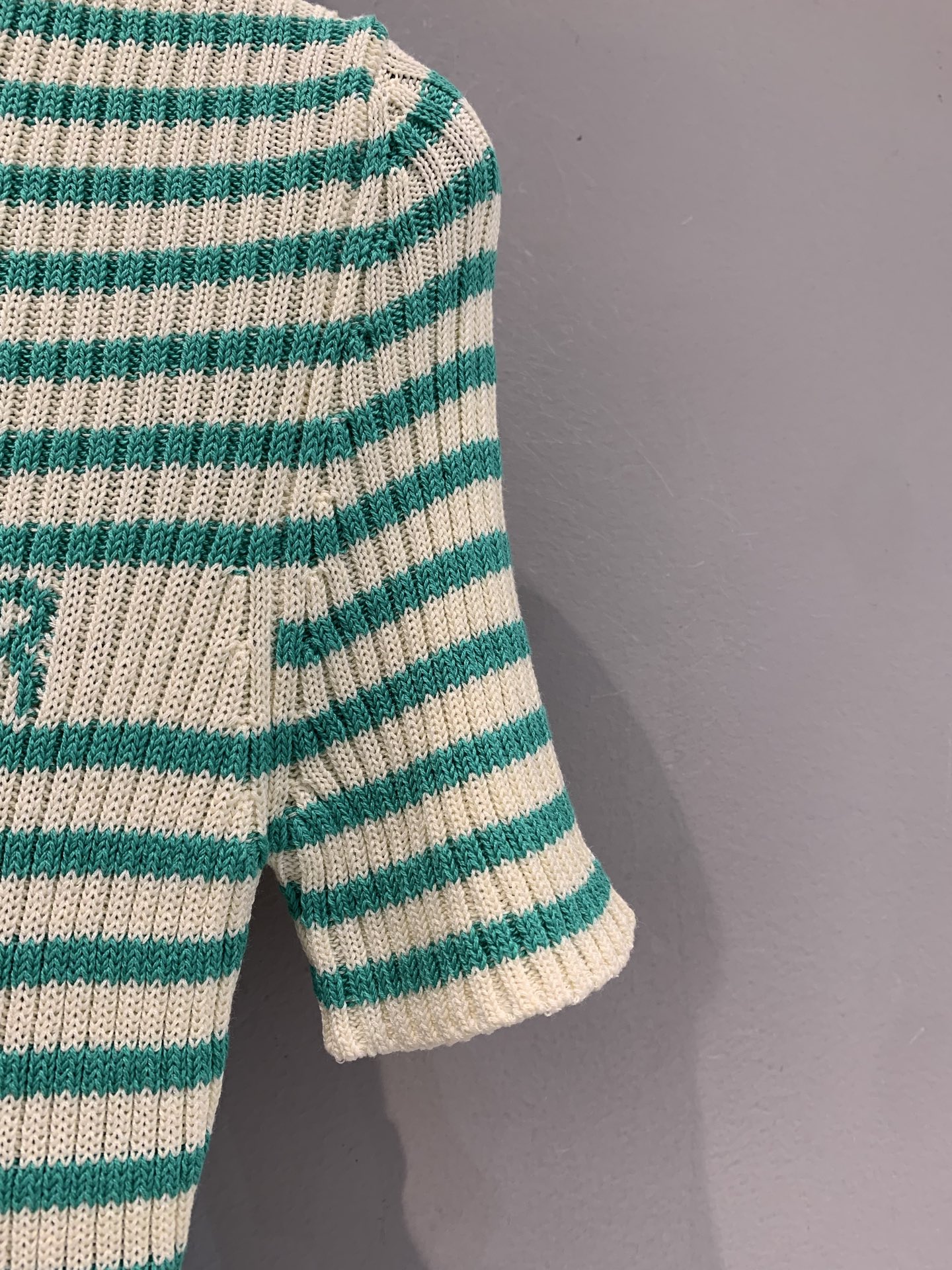 新款🔥出货啦📢 大货实拍 CD2025秋冬新款薄荷绿条纹针织上衣 来自Dioriviera限定系列，经典