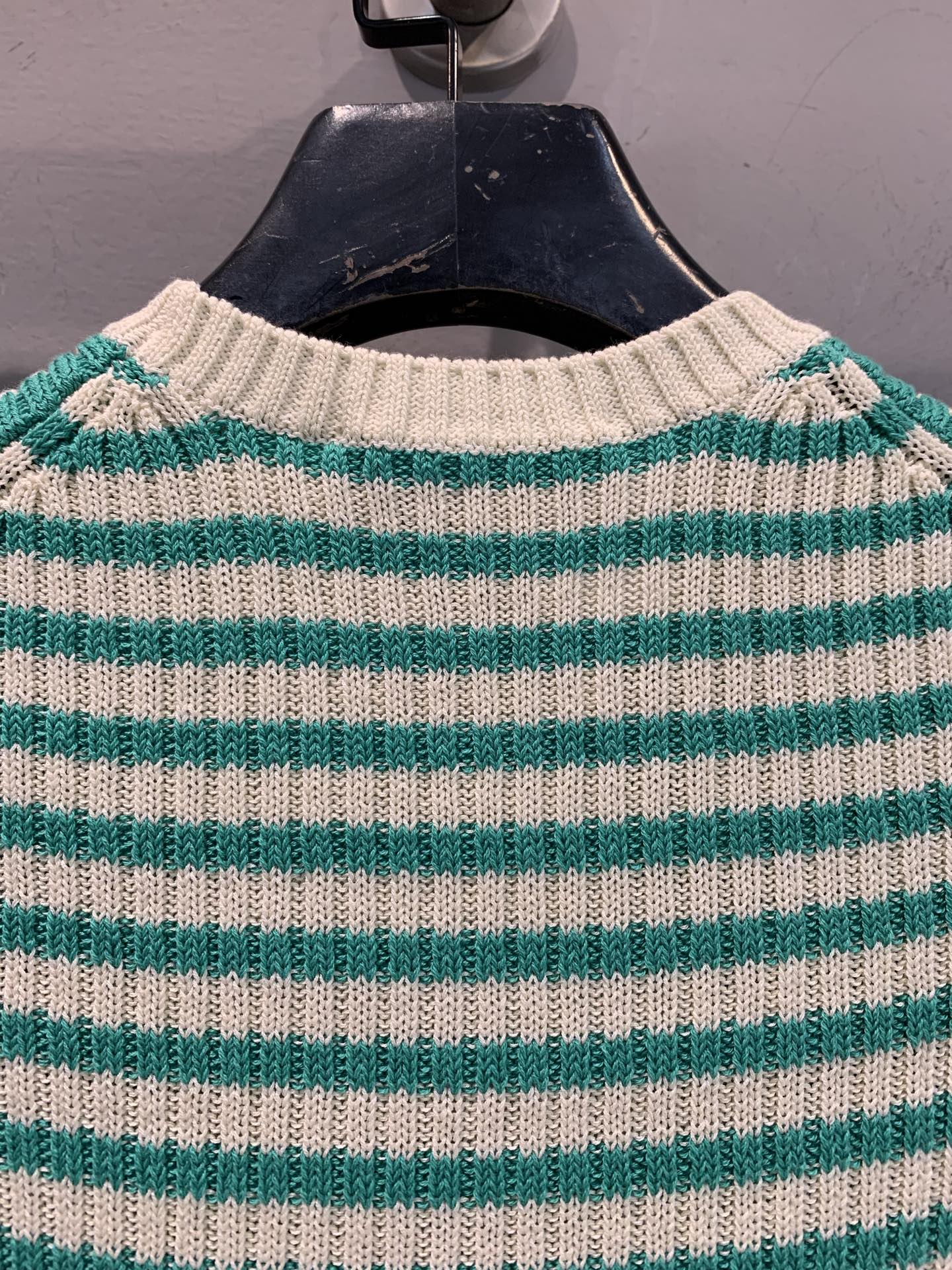 新款🔥出货啦📢 大货实拍 CD2025秋冬新款薄荷绿条纹针织上衣 来自Dioriviera限定系列，经典