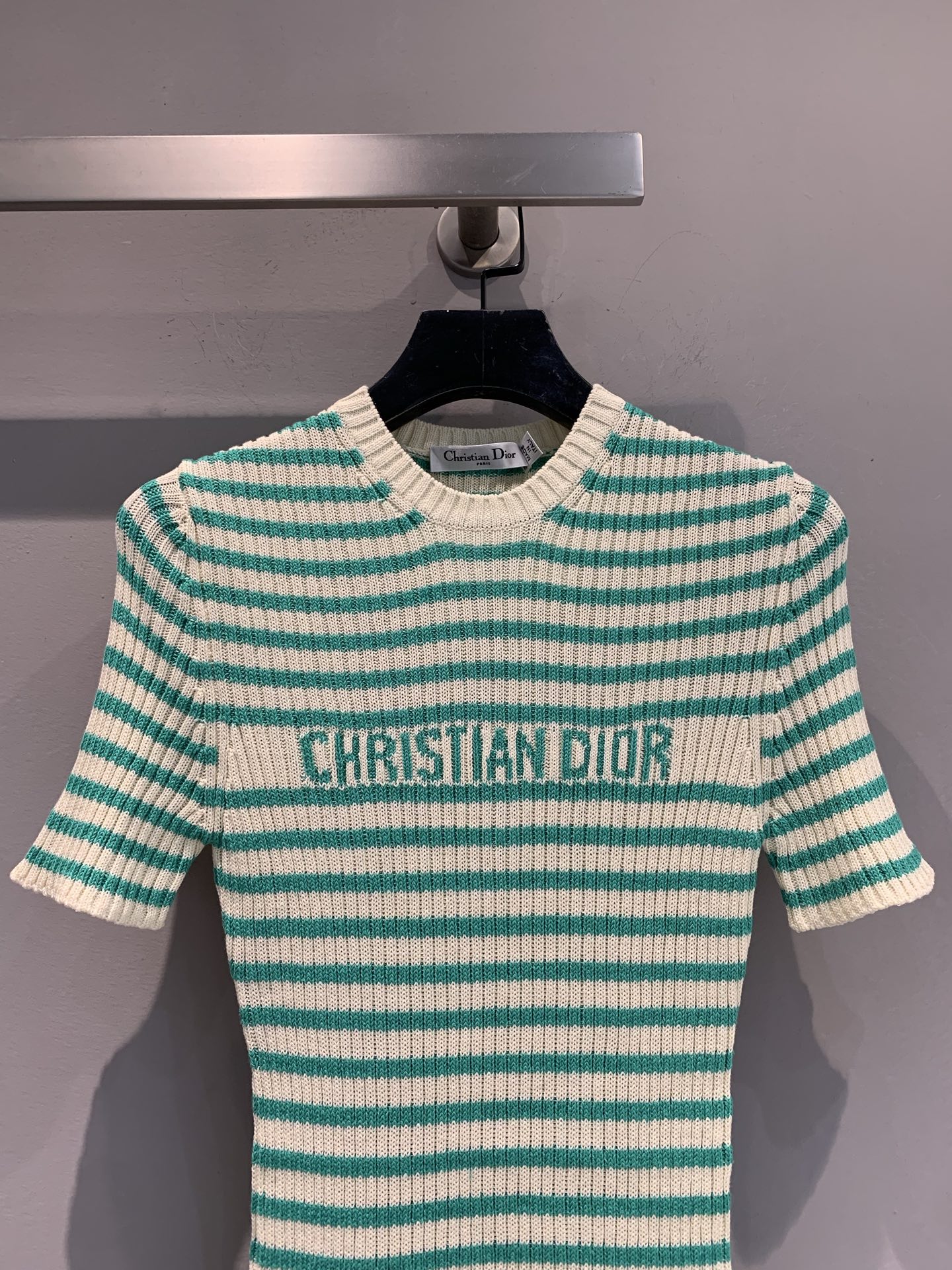 新款🔥出货啦📢 大货实拍 CD2025秋冬新款薄荷绿条纹针织上衣 来自Dioriviera限定系列，经典