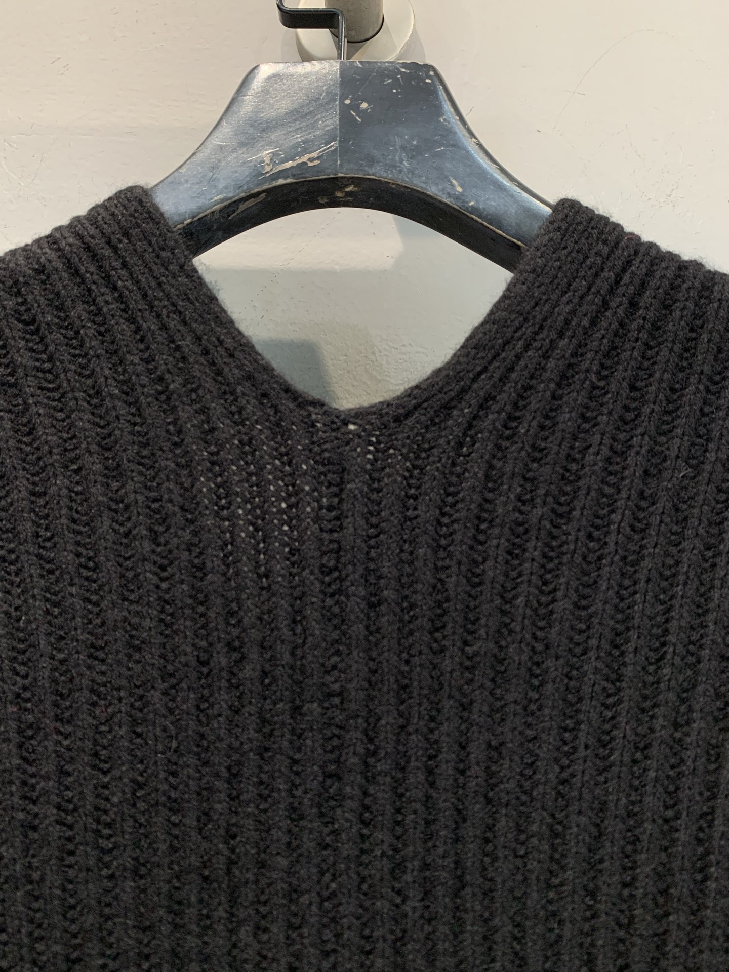 新款🔥出货啦📢 大货实拍 CD2025秋冬新款斗篷式针织开衫 罗纹羊绒羊毛混纺纱线，粗针罗纹式织法肌理更