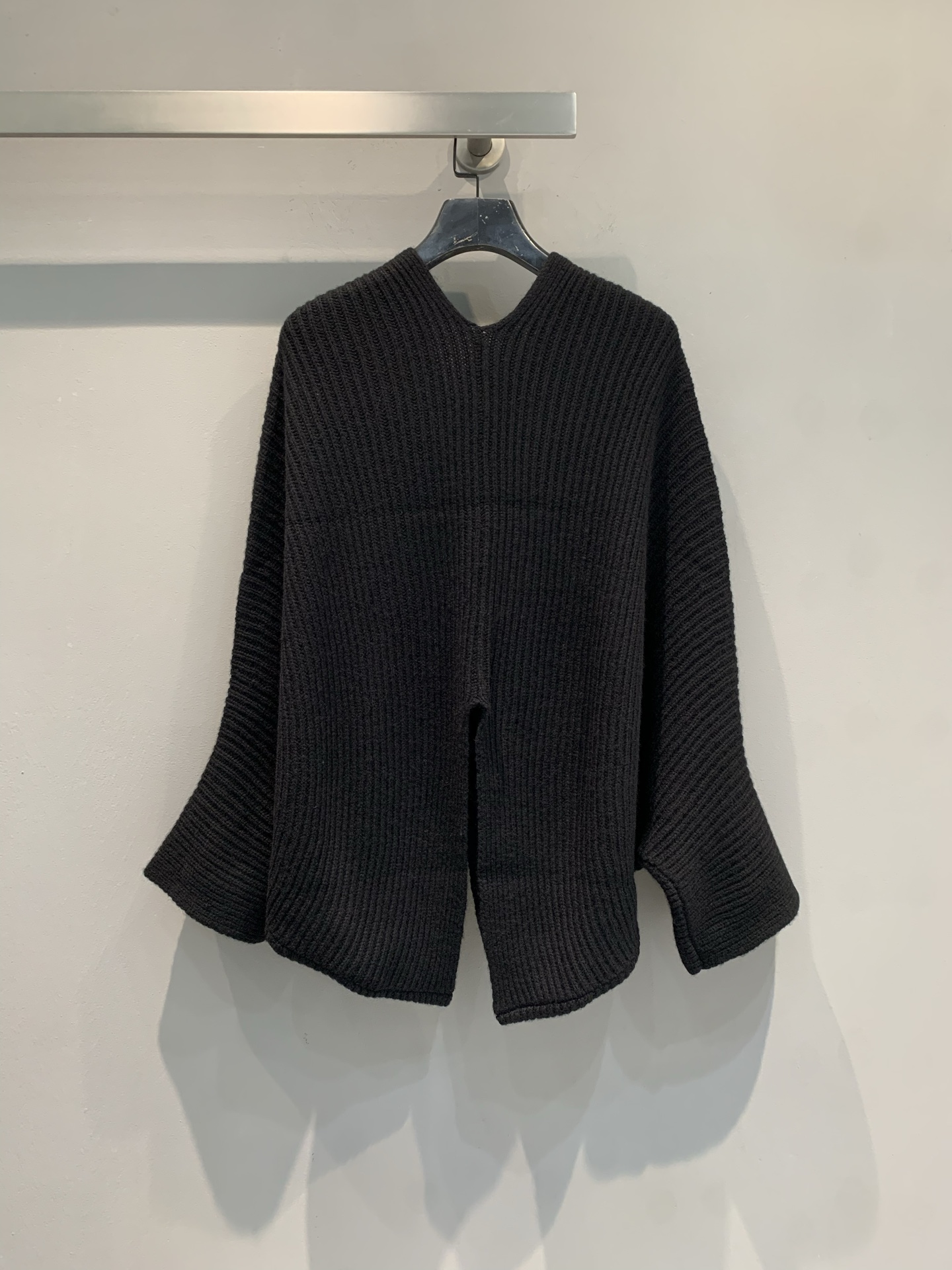 新款🔥出货啦📢 大货实拍 CD2025秋冬新款斗篷式针织开衫 罗纹羊绒羊毛混纺纱线，粗针罗纹式织法肌理更