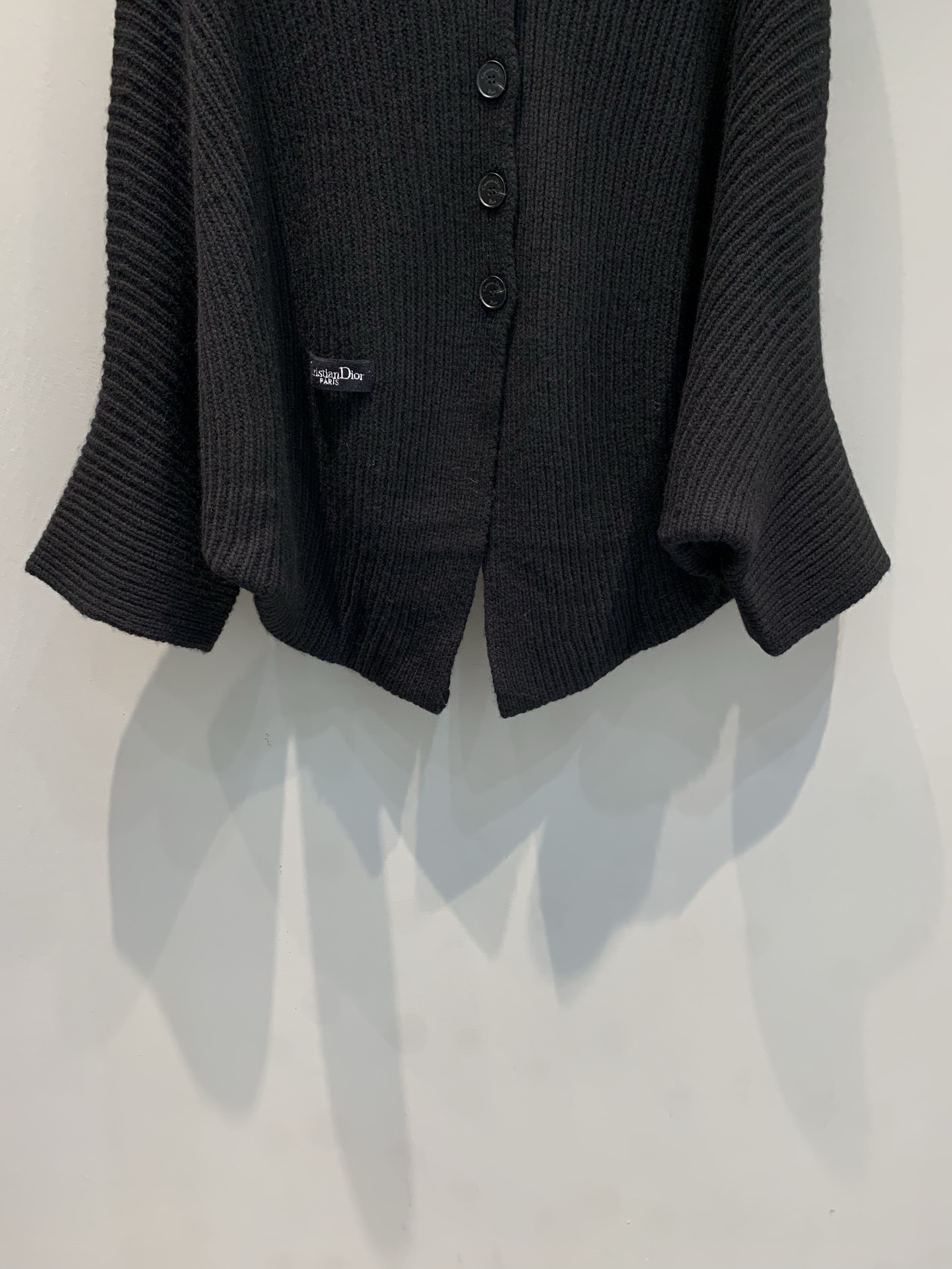 新款🔥出货啦📢 大货实拍 CD2025秋冬新款斗篷式针织开衫 罗纹羊绒羊毛混纺纱线，粗针罗纹式织法肌理更