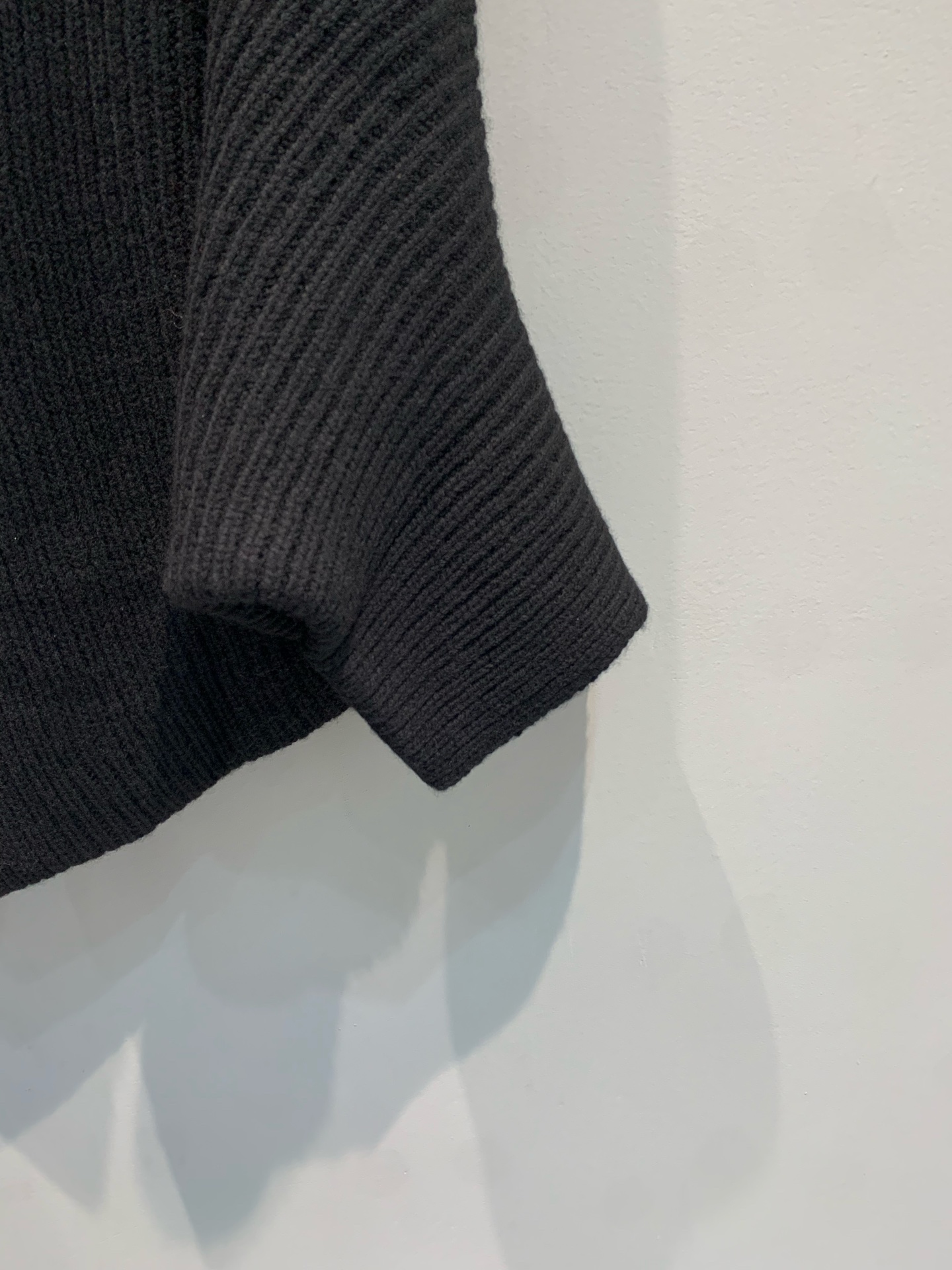 新款🔥出货啦📢 大货实拍 CD2025秋冬新款斗篷式针织开衫 罗纹羊绒羊毛混纺纱线，粗针罗纹式织法肌理更