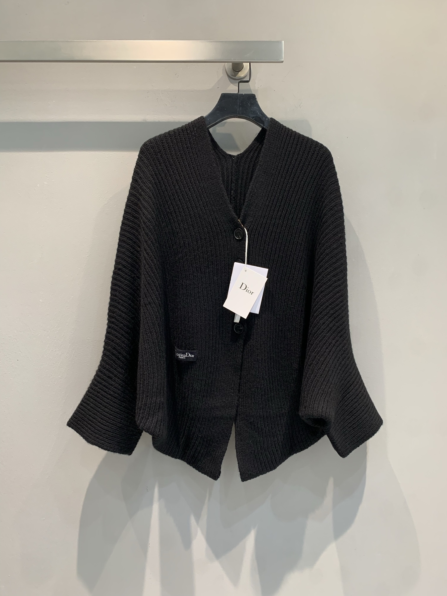 NO:562875,The new model is shipped M. Actual photos of the new autumn and winter cape-style knitted cardigan CD2025 autumn and winter. Ribbed cashmere and wool blended yarn. Thick-needle rib weave texture is more layered. The front hem adopts a high-cut bevel design. Horn button placket opening and closing. It is a little fashionable under the tone of practical wear. It is really catchy at first sight. It is a little less sharp and has a touch of feminine softness. It is ideal for matching with any bottoms. Size 36 38 40,, alexander  wang19860909新款出货啦M大货实拍 CD2025秋冬新款斗篷式针织开衫 罗纹羊绒羊毛混纺纱线,粗针罗纹式织法肌理更富层次,前摆采用高剪裁斜角设计,牛角扣门襟开合,实穿主义基调之下的小时髦,实在是一眼相中,少了一点凌厉,多了一丝女性的柔和,搭配任何下装理想之选.尺码36 38 40,,alexander wang,Women's clothing