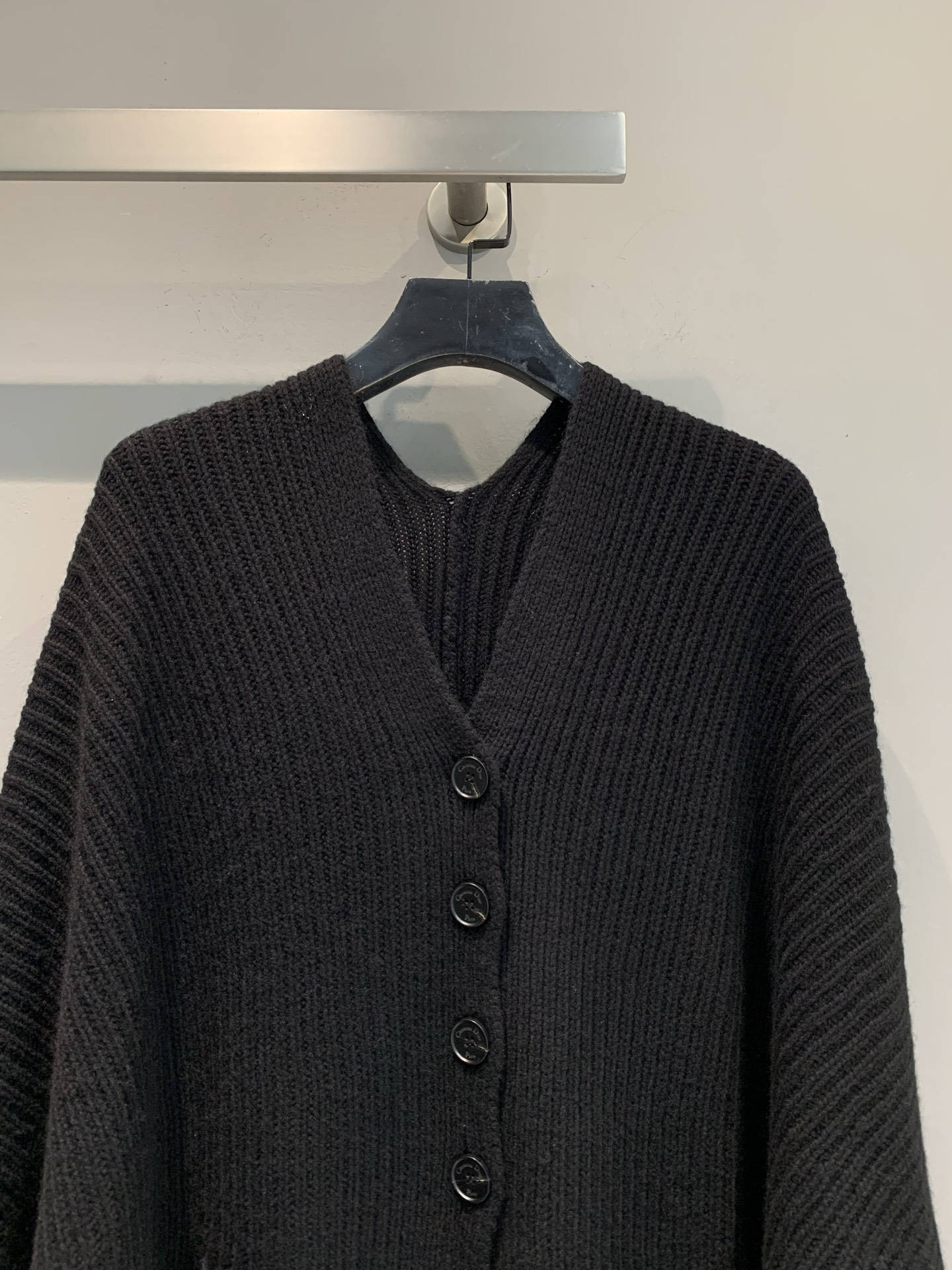 新款🔥出货啦📢 大货实拍 CD2025秋冬新款斗篷式针织开衫 罗纹羊绒羊毛混纺纱线，粗针罗纹式织法肌理更