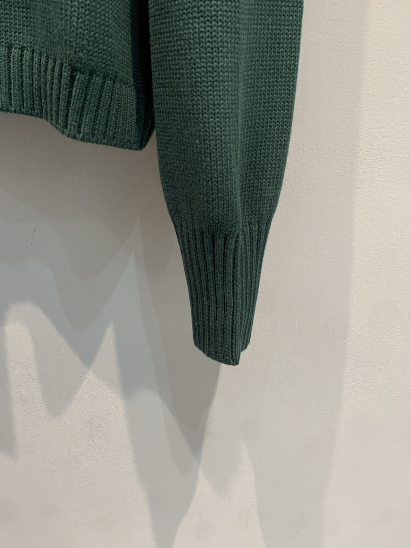 新款🔥出货啦📢 大货实拍 渔夫女儿毛衣 一种被海盐气息软化的松绿色，一种被海洋浸染的蓝色，手绘嵌织鱼图案