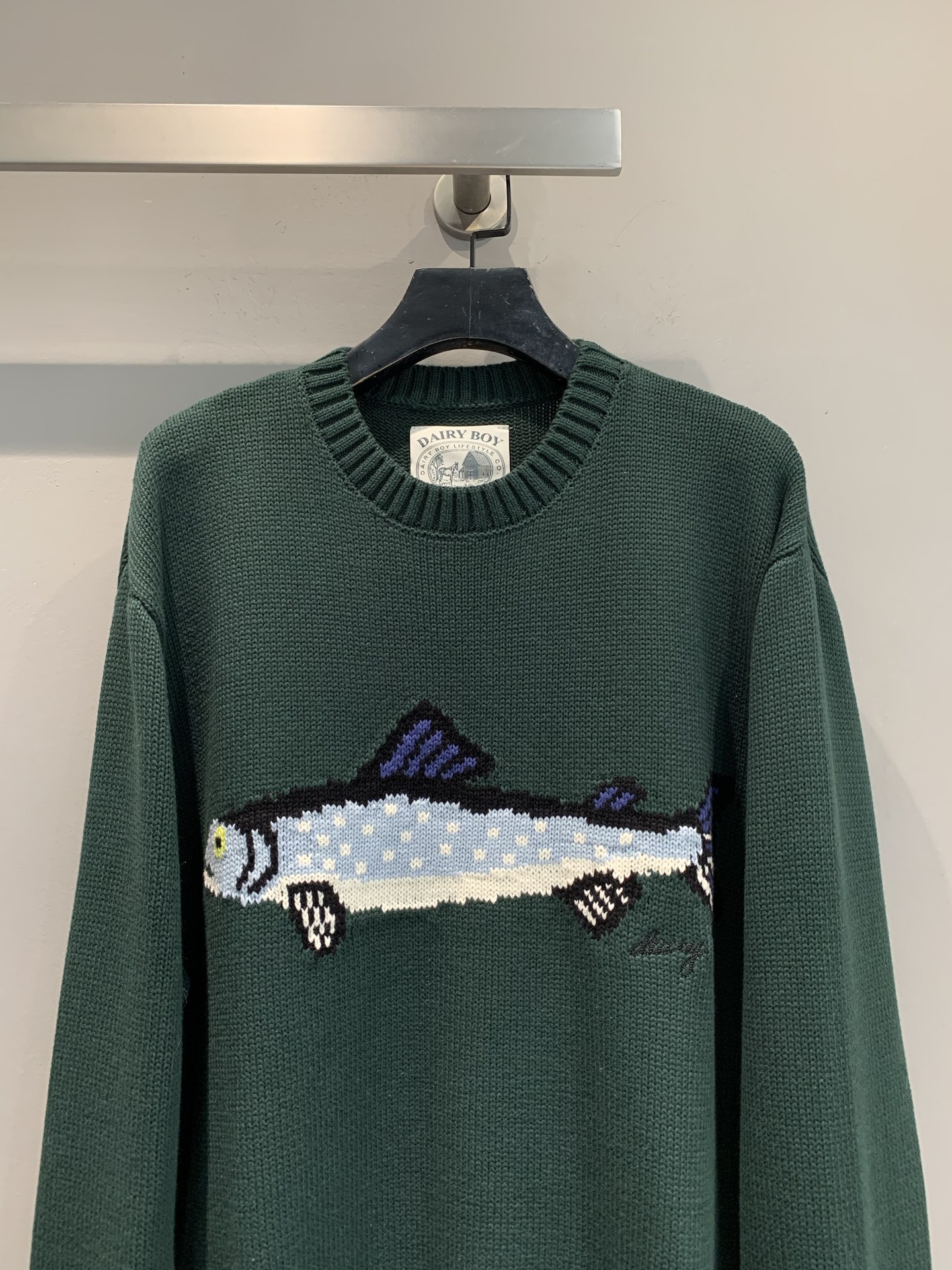 新款🔥出货啦📢 大货实拍 渔夫女儿毛衣 一种被海盐气息软化的松绿色，一种被海洋浸染的蓝色，手绘嵌织鱼图案