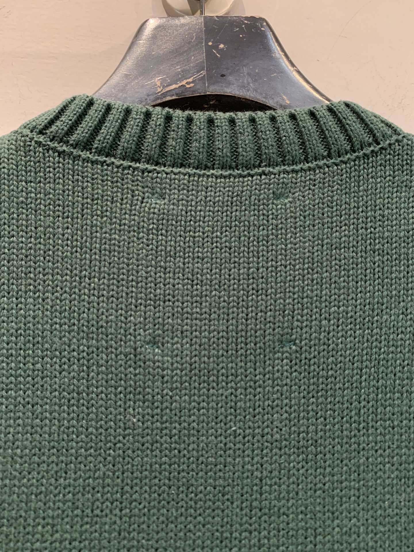 新款🔥出货啦📢 大货实拍 渔夫女儿毛衣 一种被海盐气息软化的松绿色，一种被海洋浸染的蓝色，手绘嵌织鱼图案