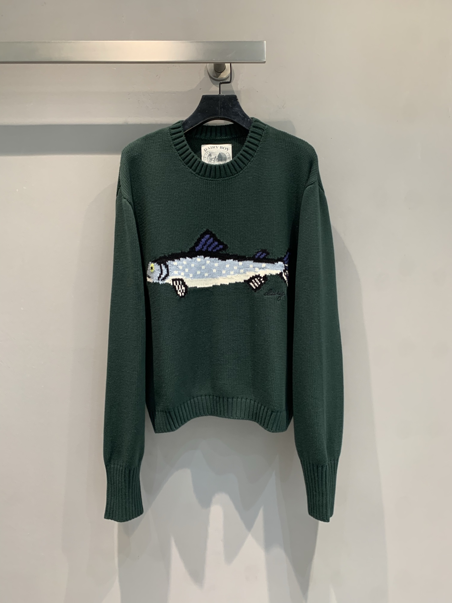 NO:562905,The new model is shipped M. Actual photos of the goods. Fisherman's daughter sweater. A pine green softened by the smell of sea salt, a blue dyed by the ocean, hand-painted inlaid fish pattern, dropped shoulder design, with extended threaded cuffs (the bone can be curled), dyed cotton yarn, light and comfortable. Size S M L,,espadrilles,sweaters,alexander wang19860909新款出货啦M 大货实拍 渔夫女儿毛衣 一种被海盐气息软化的松绿色,一种被海洋浸染的蓝色,手绘嵌织鱼图案,落肩设计,搭配加长的螺纹袖口（留骨位可卷边）定染棉纱线,轻便舒适 尺码S M L,,espadrilles,sweaters,alexander wang,Women's clothing