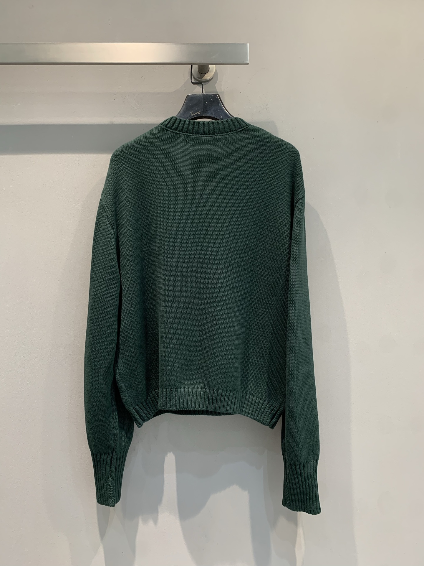 新款🔥出货啦📢 大货实拍 渔夫女儿毛衣 一种被海盐气息软化的松绿色，一种被海洋浸染的蓝色，手绘嵌织鱼图案