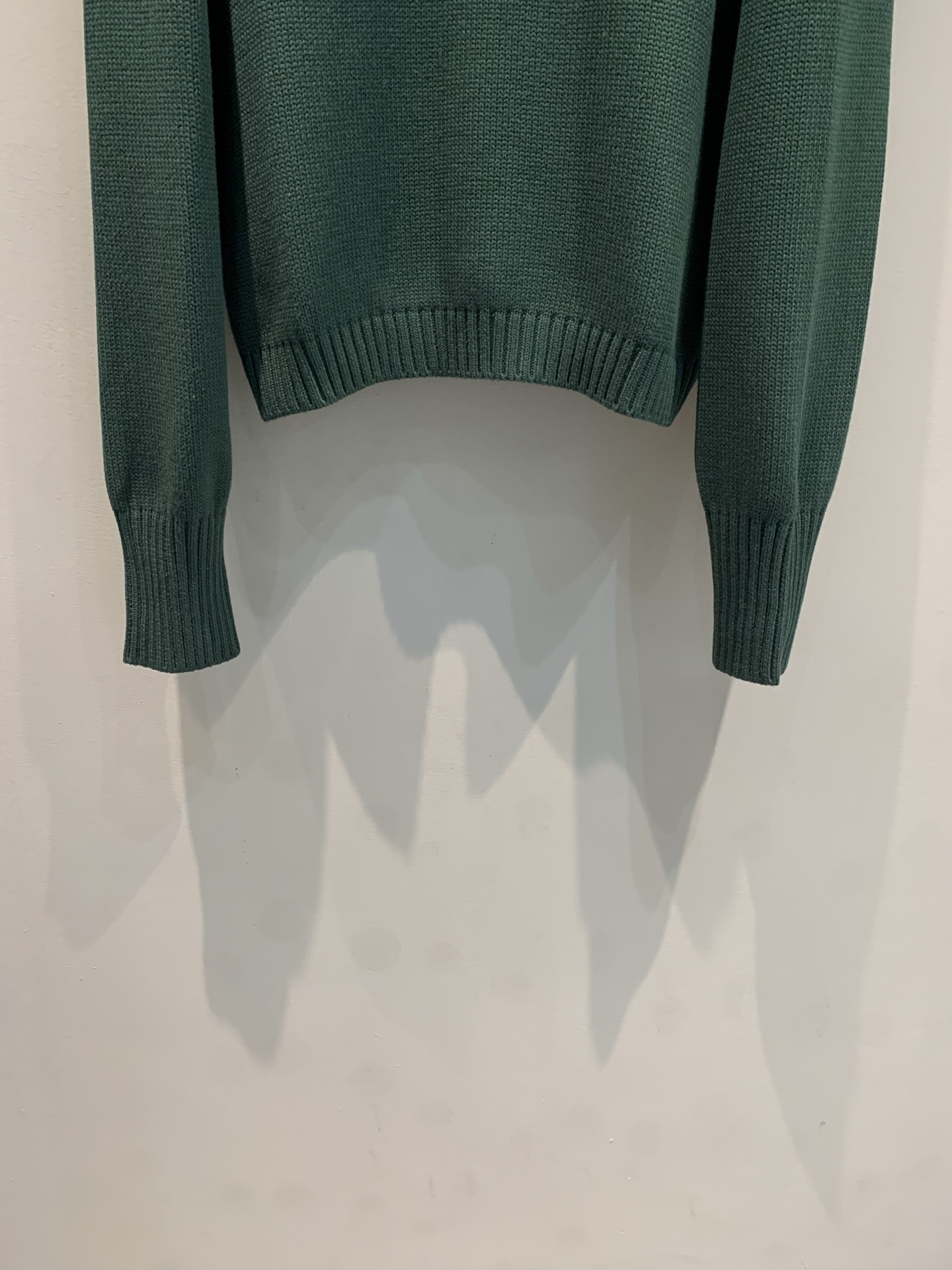 新款🔥出货啦📢 大货实拍 渔夫女儿毛衣 一种被海盐气息软化的松绿色，一种被海洋浸染的蓝色，手绘嵌织鱼图案