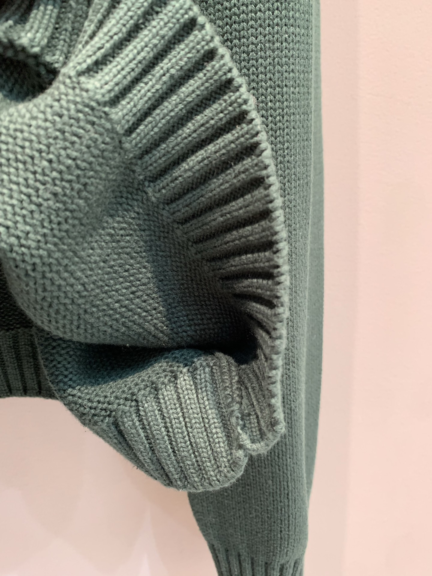 新款🔥出货啦📢 大货实拍 渔夫女儿毛衣 一种被海盐气息软化的松绿色，一种被海洋浸染的蓝色，手绘嵌织鱼图案