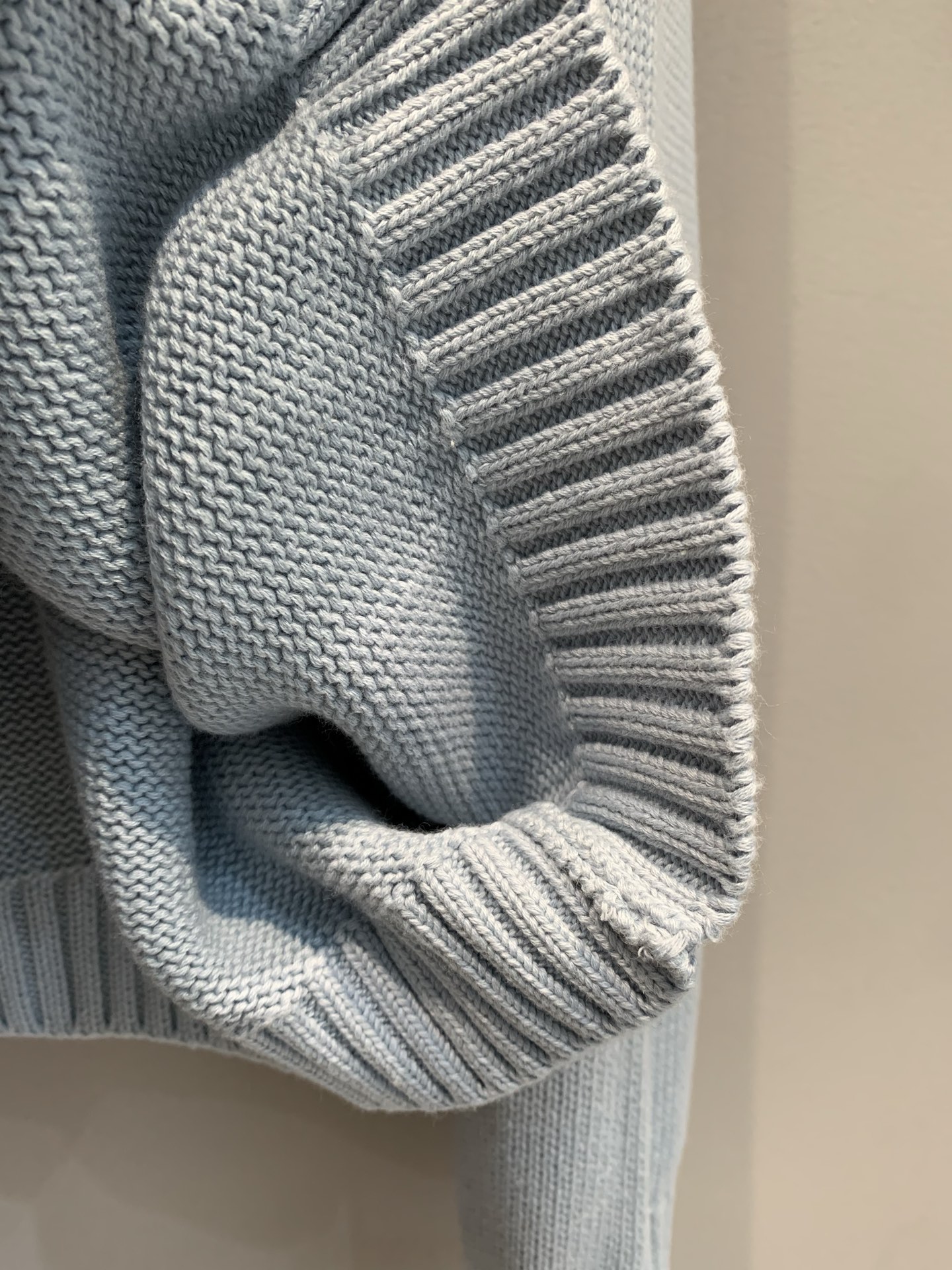 新款🔥出货啦📢 大货实拍 渔夫女儿毛衣 一种被海洋浸染的蓝色，手绘嵌织鱼图案，落肩设计，搭配加长的螺纹袖