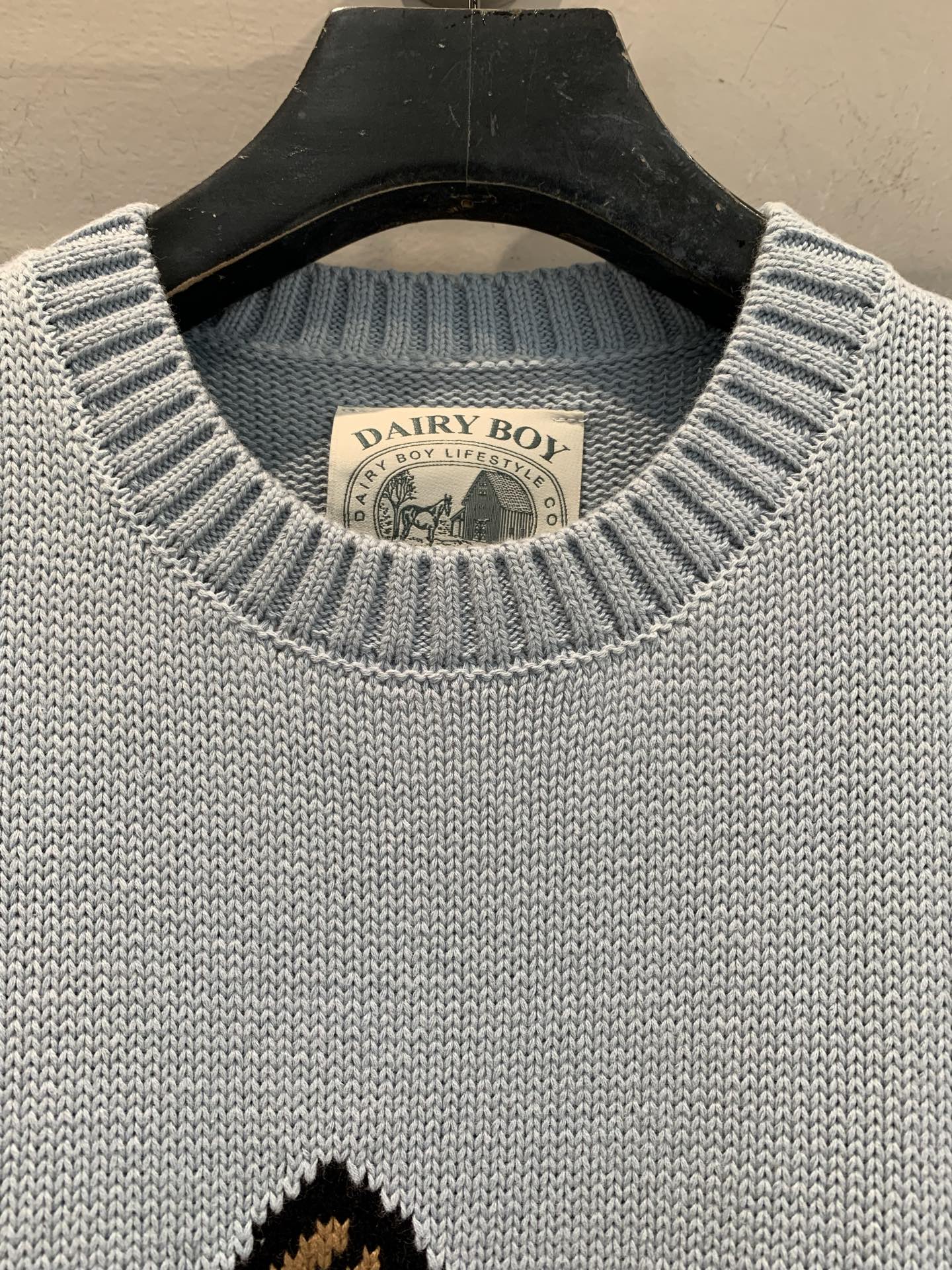 新款🔥出货啦📢 大货实拍 渔夫女儿毛衣 一种被海洋浸染的蓝色，手绘嵌织鱼图案，落肩设计，搭配加长的螺纹袖