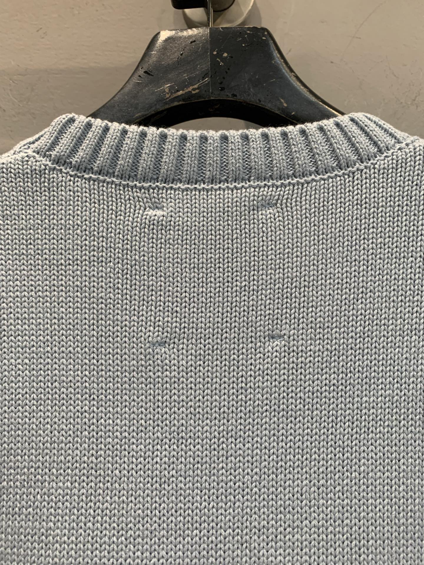 新款🔥出货啦📢 大货实拍 渔夫女儿毛衣 一种被海洋浸染的蓝色，手绘嵌织鱼图案，落肩设计，搭配加长的螺纹袖