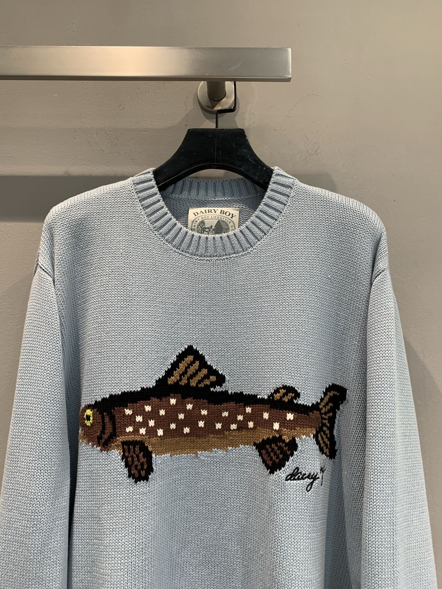 新款🔥出货啦📢 大货实拍 渔夫女儿毛衣 一种被海洋浸染的蓝色，手绘嵌织鱼图案，落肩设计，搭配加长的螺纹袖