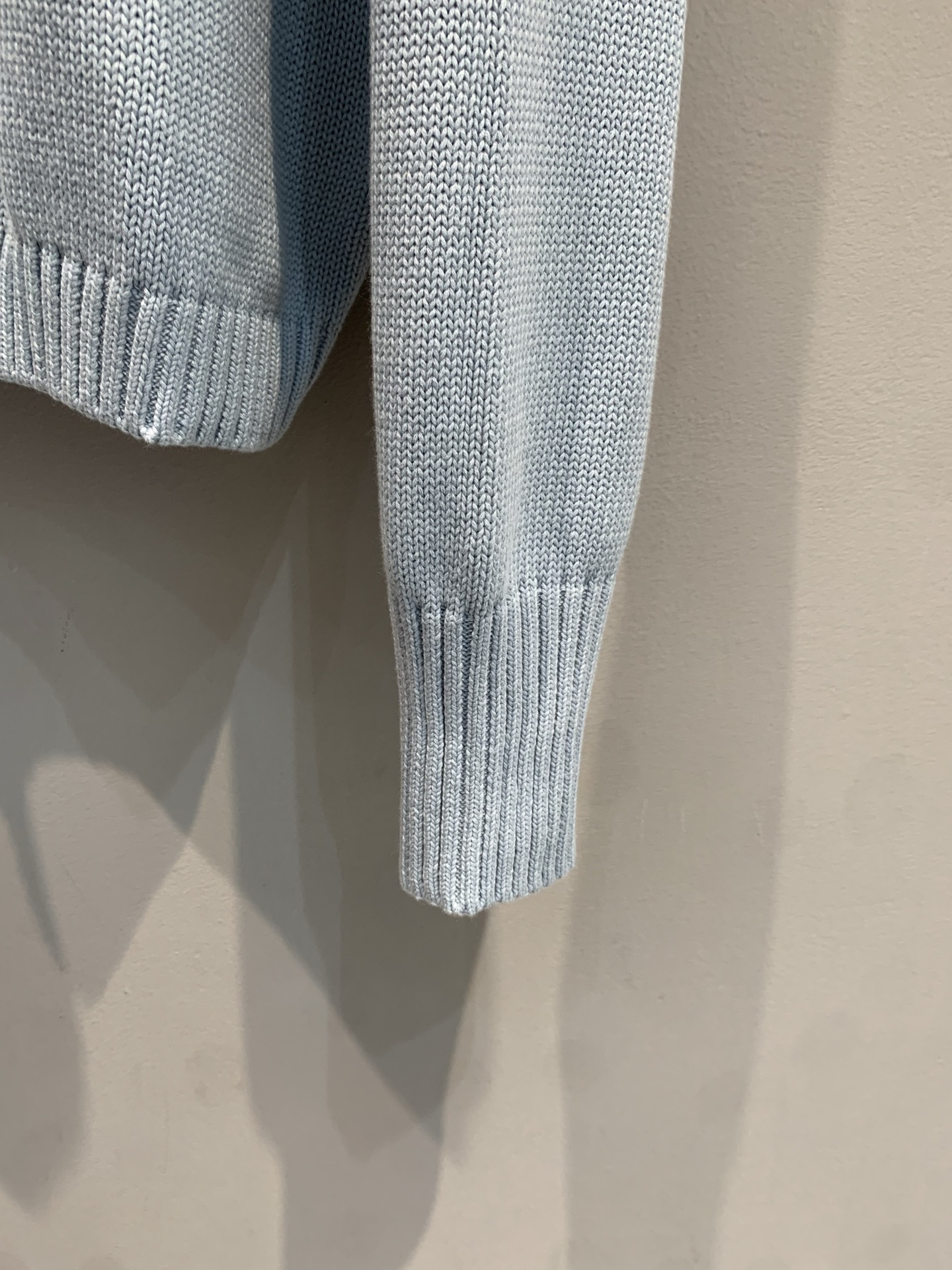 新款🔥出货啦📢 大货实拍 渔夫女儿毛衣 一种被海洋浸染的蓝色，手绘嵌织鱼图案，落肩设计，搭配加长的螺纹袖