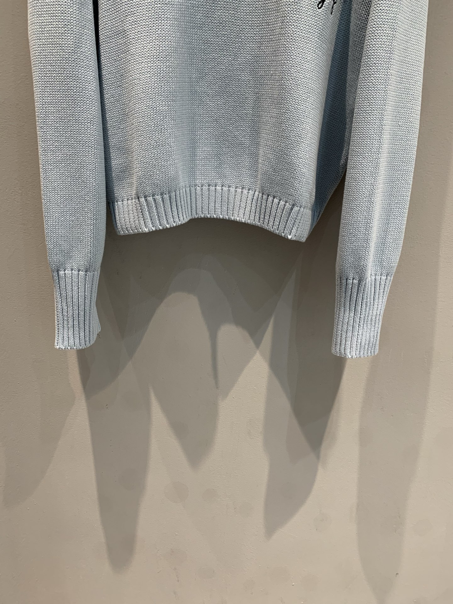 新款🔥出货啦📢 大货实拍 渔夫女儿毛衣 一种被海洋浸染的蓝色，手绘嵌织鱼图案，落肩设计，搭配加长的螺纹袖